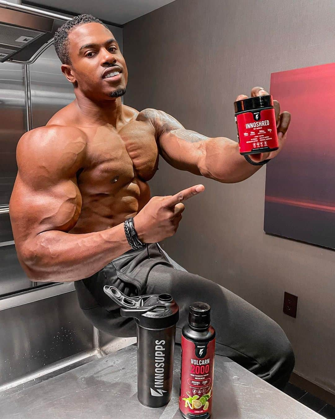 Simeon Pandaさんのインスタグラム写真 - (Simeon PandaInstagram)「@innosupps Innoshred & a shot of Volcarn before cardio 🙌🏾 Best fat burning combo you can get 🔥 Let’s work! ⁣ ⁣ ✔️ Ingredients that have been proven to increase energy expenditure 📈 induce thermogenesis 🔥 and support a healthy metabolism to burn calories. ⁣ ⁣ 👉 Learn more, click the bio @innosupps link or visit INNOSUPPS.COM ⚡️⁣ Worldwide Shipping 🌎⁣ ⁣ #simeonpanda #innosupps #innoshred #fatburn #fatburner」11月4日 4時04分 - simeonpanda