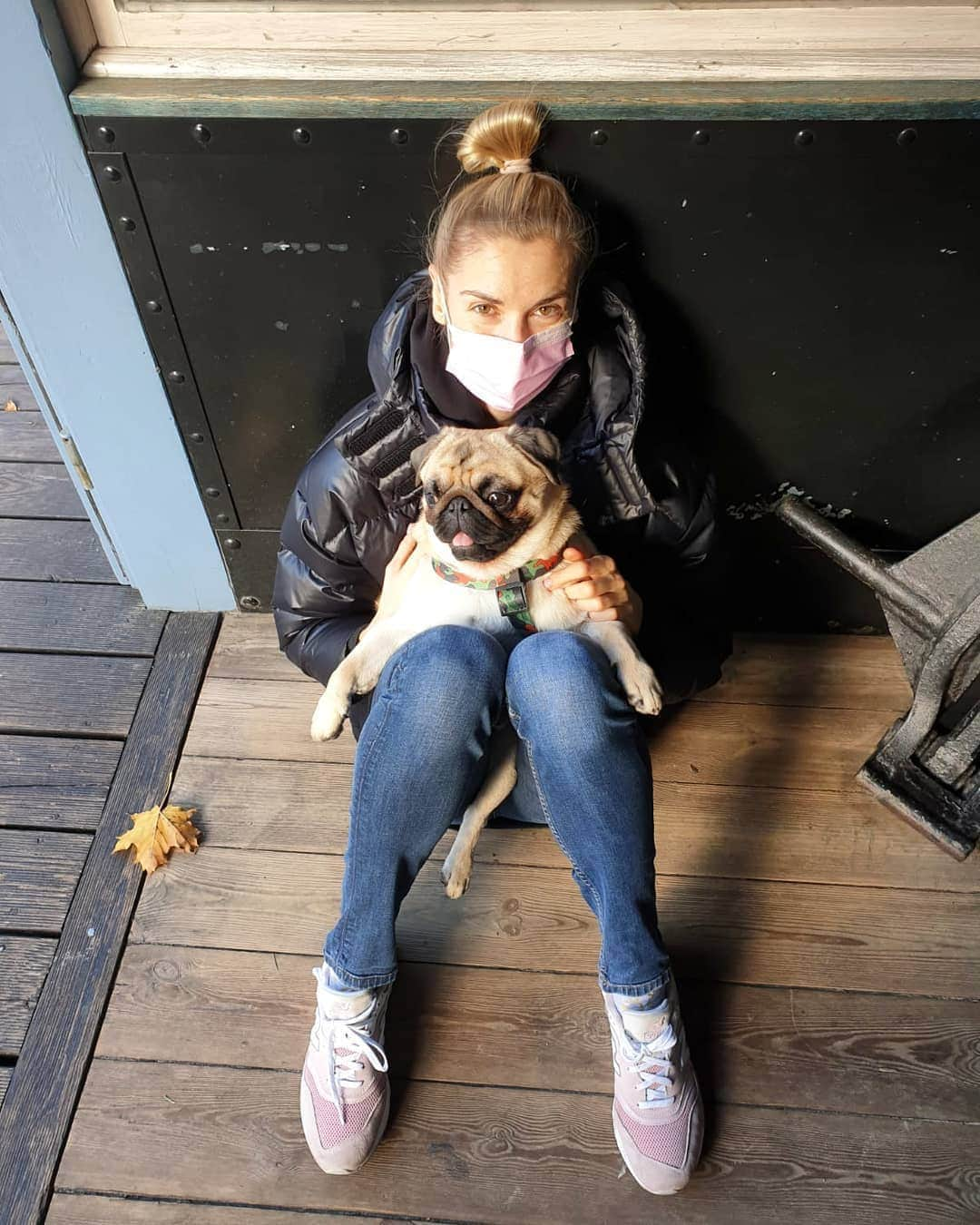 イガ・バウムガルトさんのインスタグラム写真 - (イガ・バウムガルトInstagram)「Mój lek na całe zło 🥰.    #puglove #mops #puglife #newbalance #rest #love #walkingwithdog #biegamwnb #chodzewnb」11月4日 4時05分 - iga.co.smiga