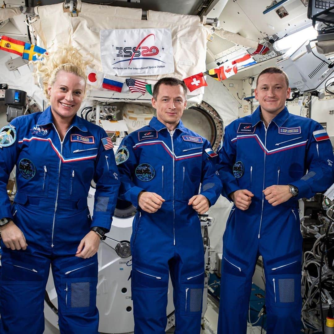 国際宇宙ステーションさんのインスタグラム写真 - (国際宇宙ステーションInstagram)「The three-member Expedition 64 crew gathers for a portrait inside the Kibo laboratory module from JAXA (Japan Aerospace Exploration Agency). From left are, Flight Engineer Kate Rubins of NASA, Commander Sergey Ryzhikov of Roscosmos and Flight Engineer Sergey Kud-Sverchkov of Roscosmos. #nasa #astronaut #roscosmos #cosmonaut #jaxa #kibo #laboratory #unitedstates #russia #japan #international #space #station」11月4日 4時12分 - iss