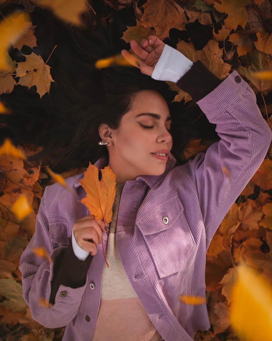 Katy Esquivelさんのインスタグラム写真 - (Katy EsquivelInstagram)「Sanar no significa que el daño nunca existió, significa que ese daño ya no controla tu vida.  ➵ Me tomó 3 meses empezar a sentir que estoy recuperándome del bajón emocional que enfrenté este año y aún sigo trabajando para sentirme 100% recuperada. Necesitaba estar en un lugar estable donde podía preocuparme por mí y solo por mí, y Montreal resultó ser la mejor ciudad para hacer esto. ❤️ Ahora que ya me siento mejor y que tengo más días felices que tristes, tengo suficiente confianza en misma para decir que estoy lista para comenzar a viajar nuevamente! Ya se cuál será mi próximo destino y estoy demasiado emocionada porque es un país que amo y no he tenido la oportunidad de explorar tanto. Adivinan cuál es? ➵ Shot by @markharrison4」11月4日 4時09分 - whatthechic
