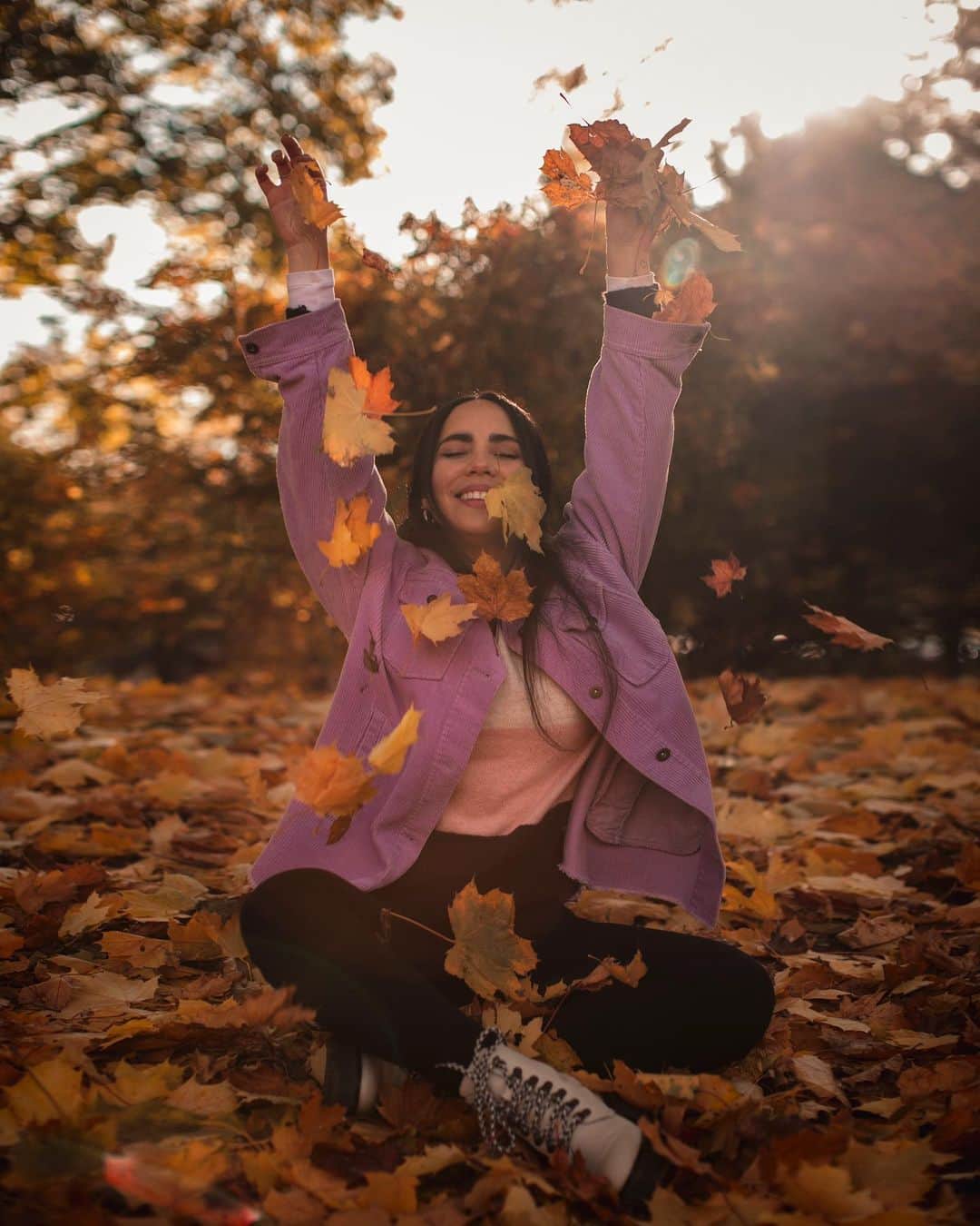 Katy Esquivelさんのインスタグラム写真 - (Katy EsquivelInstagram)「Sanar no significa que el daño nunca existió, significa que ese daño ya no controla tu vida.  ➵ Me tomó 3 meses empezar a sentir que estoy recuperándome del bajón emocional que enfrenté este año y aún sigo trabajando para sentirme 100% recuperada. Necesitaba estar en un lugar estable donde podía preocuparme por mí y solo por mí, y Montreal resultó ser la mejor ciudad para hacer esto. ❤️ Ahora que ya me siento mejor y que tengo más días felices que tristes, tengo suficiente confianza en misma para decir que estoy lista para comenzar a viajar nuevamente! Ya se cuál será mi próximo destino y estoy demasiado emocionada porque es un país que amo y no he tenido la oportunidad de explorar tanto. Adivinan cuál es? ➵ Shot by @markharrison4」11月4日 4時09分 - whatthechic