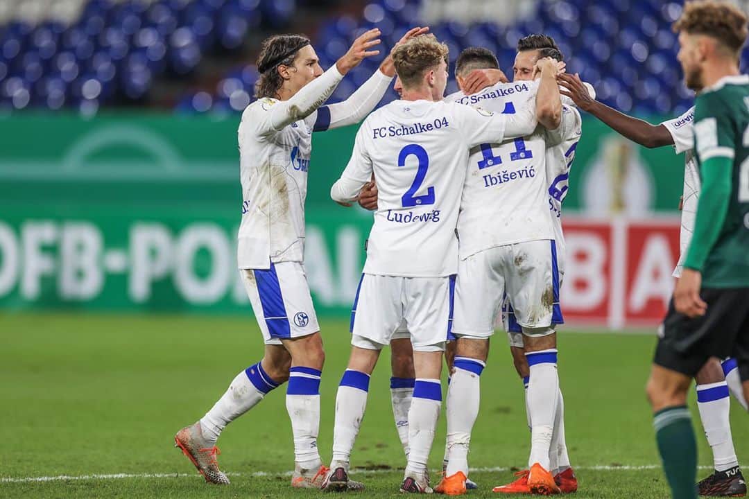 のインスタグラム：「GEmeınsαm💯 @s04 @dfb_pokal 💙」