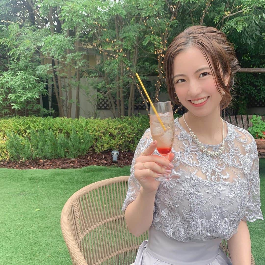えのきさりなのインスタグラム：「. 初めて友人の結婚式へ  一緒に行った子がたくさん写真撮ってくれた❤︎ ヘアセットは朝からお店でやっていただきました！（2枚目） #お呼ばれヘア は自力ではできません✋  幸せなお二人をみて 私も仕事もプライベートもがんばろう！と活力と笑顔をいただきました。 末長くお幸せに☺︎  #結婚式コーデ #結婚式ヘアアレンジ#lagunamoon #dress」