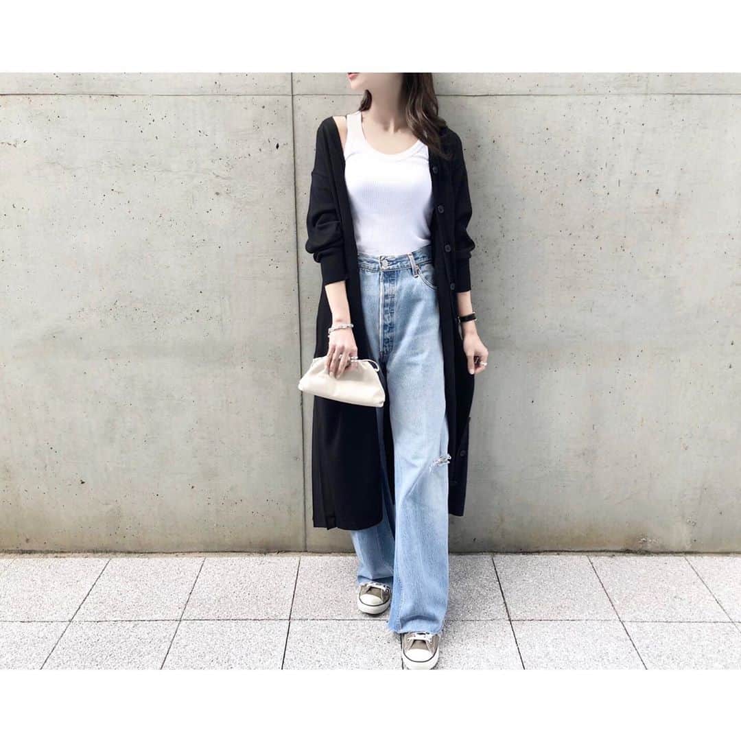 kumiのインスタグラム：「秋冬に着る黒がすき。  このワンピ、さり気なくプリーツが入っていてバックスタイルも素敵で…🌿  one-piece / cardigan : @landwards_ec @audreyandjohnwad  ボタンを外してカーディガンにも。 合わせ方によって雰囲気がガラっと変わるからシンプルだけど飽きない😌♡  #audreyandjohnwad#landwards#redone#levis#converse#bottegaveneta#maisonmargiela#jilsandar  ㅤㅤㅤ ㅤㅤㅤ ㅤㅤㅤ ランドワーズはZOZOでも購入出来るのだけど、身長体重を入力すると自分にぴったりのサイズを提案してくれる機能があって。  丈感と幅感も選べるから、身長が156cmしかない私にはとても助かるし嬉しい機能🐏＊ ㅤㅤㅤ  ㅤㅤㅤ @zozotown #ZOZOTOWN @zozomultisize ・ ・ ・ #ランドワーズ#ワンピース#カーディガン#マルチサイズ#低身長コーデ#今日のコーデ#コーディネート#大人カジュアル#シンプル#シンプルコーデ#ワンピースコーデ#カーディガン#ハイク#コンバース#ハイカット#スニーカー#ボッテガヴェネタ#ザポーチ#メゾンマルジェラ#ブーツ#ジルサンダー」