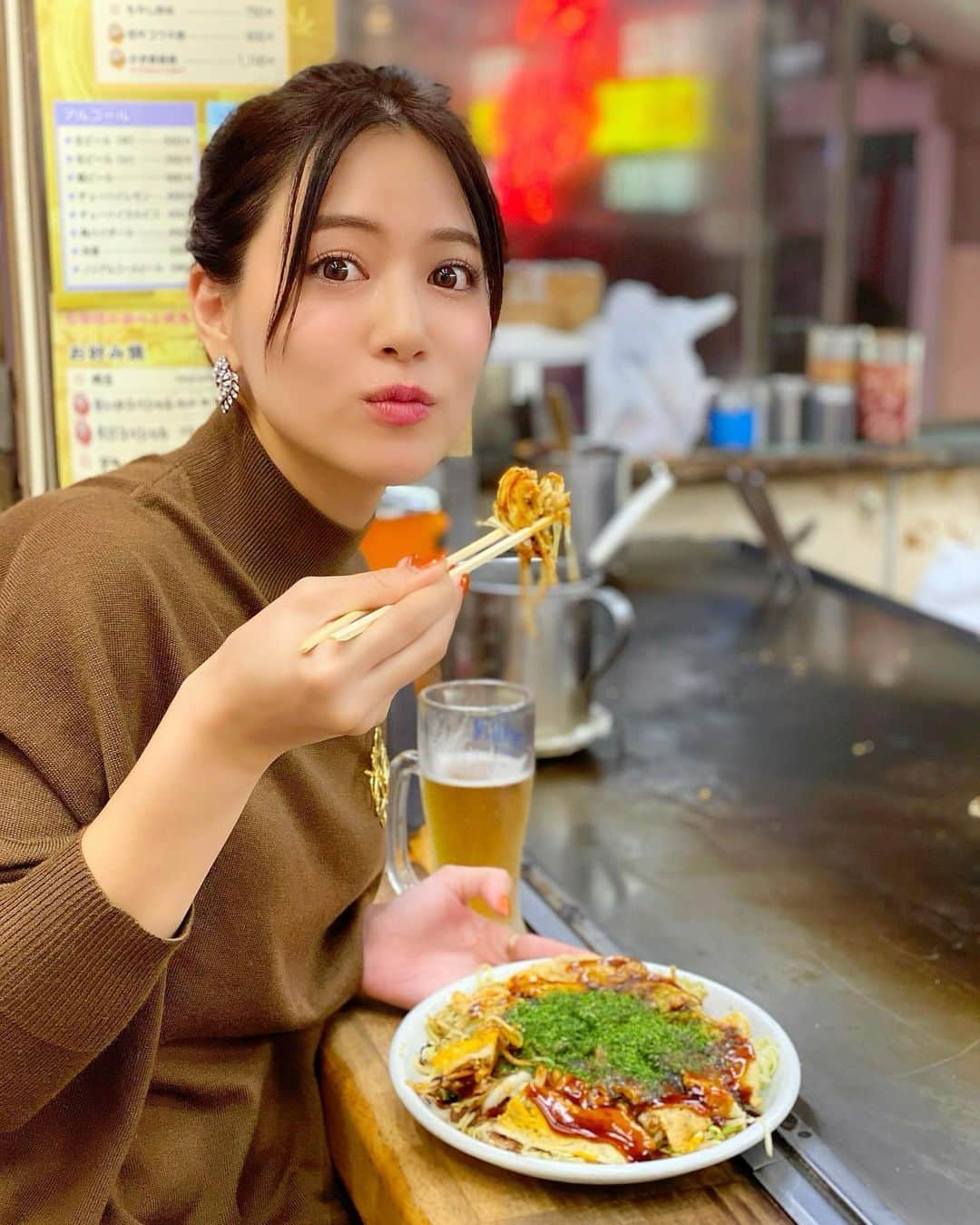 石井里奈さんのインスタグラム写真 - (石井里奈Instagram)「こんばんは💕 今夜は里奈ろぐ😋＠広島編 . 広島に来たら絶対に食べたかった広島風お好み焼き🤤❤️✨ おすすめをきいて、お好み村にある八昌に行ってきました🎵 . お店に入ったあと、材料無くなり次第終了だったみたいで閉店に😳それくらい大人気店❣️運良く食べれてラッキーでした✨ . 本場で食べるお好み焼きは今までお祭りなどで食べたお好み焼きとは全然違くて、キャベツがしんなりしててとにかく甘い🥺❤️皮も薄くて、大きそうに見えますがぺろりと食べれました🎵 （一口も大きめ🤣笑） . あと驚いたのが麺はそばだけでなく、うどんも選べたこと❣️私達はハーフにしてどちらも楽しめました❤️ よく動いた後のビールとお好み焼きは最高のディナー💕 いい広島ディナーになりました🎵 . setup... @plst_official  . 今日もお疲れ様でした❤️ . #ミタイケンひろしま #広島観光 #広島グルメ #広島 #広島旅行 #広島風お好み焼き #お好み焼き #八昌 #ビール #ビール女子 #グルメ旅 #グルメ #国内旅行 #旅行 #女子旅 #hiroshima #広島県 #お好み村 #gotoキャンペーン #gotoトラベル #gotoトラベルキャンペーン #ポニーテール #ロエベ #loewe #ヘアアレンジ #粉物 #タビジョ #鉄板焼き #ディナー #b級グルメ」11月3日 19時24分 - ri7tin1025