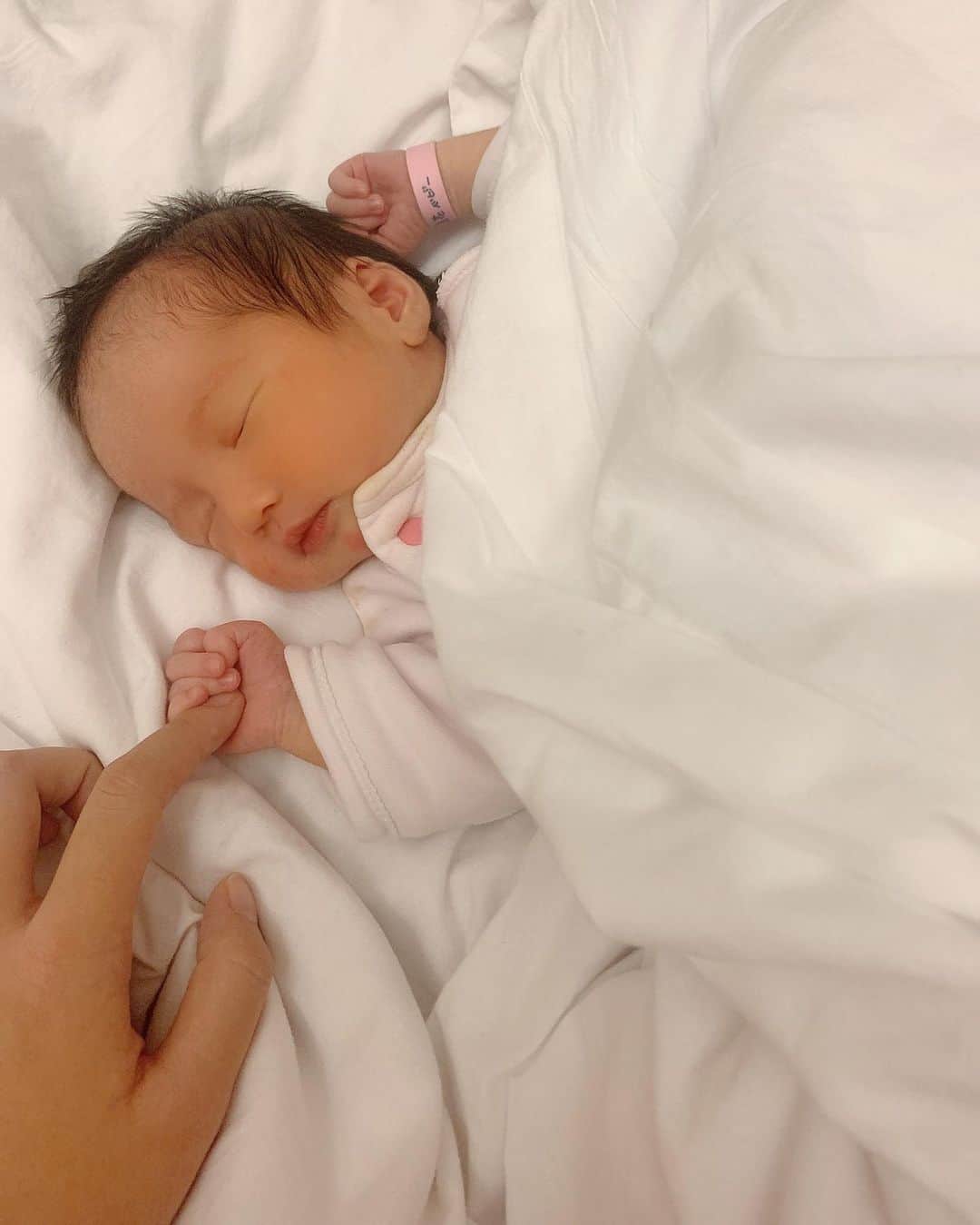 Yumaikaのインスタグラム：「It's a baby girl 👶🏻🤍✨   先日、元気な女の子の赤ちゃんを産みました✨  泣けるぐらい嬉しくて、かわいくてたまらない。  パパと、ずーっと待ってたんだよ〜✨✨  一生の宝物が、増えました✨🤍  ずっと愛してる✨👨‍👩‍👧  #ゆまいかベビー誕生👶🏻 We are so grateful that you have come into our lives🤍」