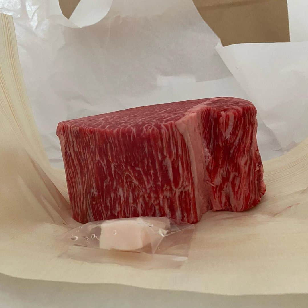 岡田薫のインスタグラム：「ママ友達が「薫さん食べてー」 と持ってきてくれた塊肉🍖  焼いてからアルミホイルに包んでみたら (byクックパッド)、 「亡き母が作ってくれたステーキと 同じ味がする」 それはそれは美味しそうに食べる夫。 良かった😊  それにしても、美味しかったー♡ 今度買いに行ってみよう。  #我が家の食卓#塊肉#シャトーブリアン#laboucheriebonheur#恵比寿#夫婦#子育て#二人育児#女の子ママ#娘と一緒#1歳#4歳と1歳#姉妹#姉妹ママ#ママリ#ママライフ#ワーママ#momlife#happymom#lovemyfamily#岡田薫#happy」