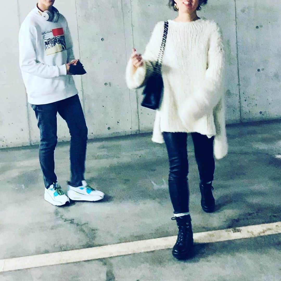 大草直子さんのインスタグラム写真 - (大草直子Instagram)「りーたんと夫とお出かけ。買いたいものを、２時間で買えました。まるで運転手でカメラマンだと、すねる54歳（笑）。中３反抗期、束の間の休戦タイミング。スパイク買ってもらいたいときだけやな。それも良し。まっとうに成長している。 #chaos #allsaints  #chanel #fitfit  #zara #nike #初めて履いた #fitfitのコンバットブーツ #嘘でしょ #の履き心地 #軽くて柔らかくて #締め付けゼロ #少しインソール高め #162.5cmにはなってるな #りーたんは173cmかな」11月3日 19時35分 - naokookusa