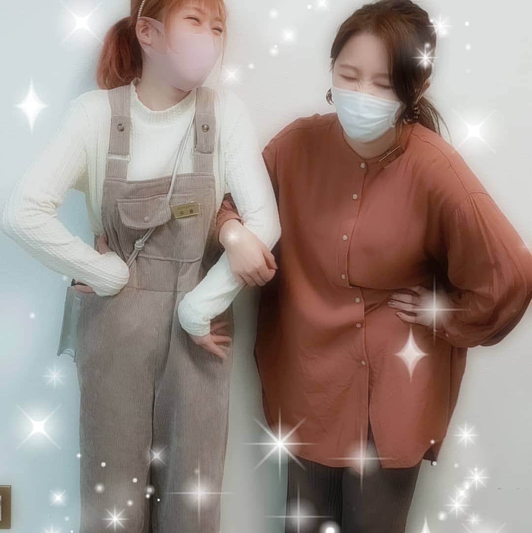 のインスタグラム：「八橋店の矢倉です。 今日から私が当番のときにスタッフのコーディネートを紹介していきます(^_^)  まずは八橋店の平野さんです。 ファッションポイントは 秋色のブラウンを取り入れたシャツがポイント!!  秋色のカラーシャツとピアスはオシャレに欠かせないアイテムですね(^.^)  #豊田市#豊田美容室#若林#八橋#中根#サロンドかづみ#kazumi#ヘアー#ヘアセット#hair#ヘアアレンジ#ヘアメイク#ヘアスタイル#ヘアカラー#イルミナカラー#ファッション#着付け#サロンスタッフ募集」