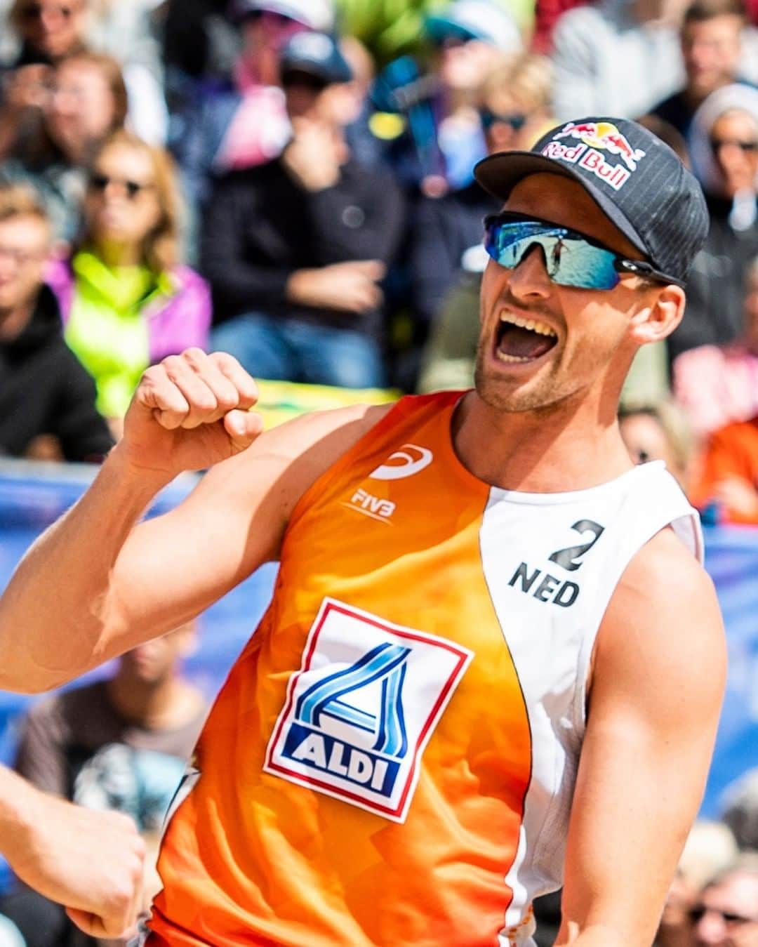 レッドブルのインスタグラム：「can't go to the beach? @alexander_brouwer says bring the beach to you 🙌🏐  #redbull #givesyouwiiings #volleyball #homeworkout #beachvolleyball #fitness」