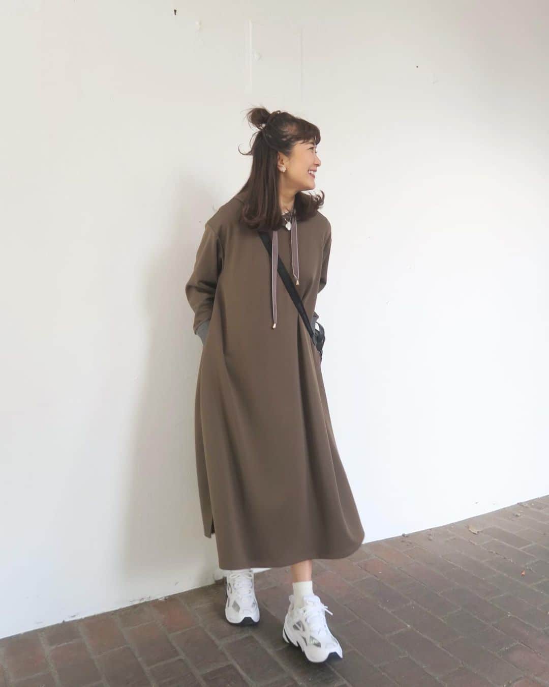 Mai Wakimizuのインスタグラム：「フーディワンピ、もう1色はkhaki。今年はなにかとkhakiの企画をしている気がする♡最近は公園やスーパーに行く時さえもお洒落を楽しんでるママさんが多く、そんな時に是非選んで欲しい1枚。動きやすく楽ちんでシルエットを拾わない、シンプルだけど細かいところに女性らしさのあるデザイン。デイリー使いの出来るワンランク上の大人ワンピです＼(^o^)／ #wakkinstyle#ootd#coordinate#ママコーデ dress:#linkable @linkable_official(今週5日発売予定) bag:#dior shoes:#nike」