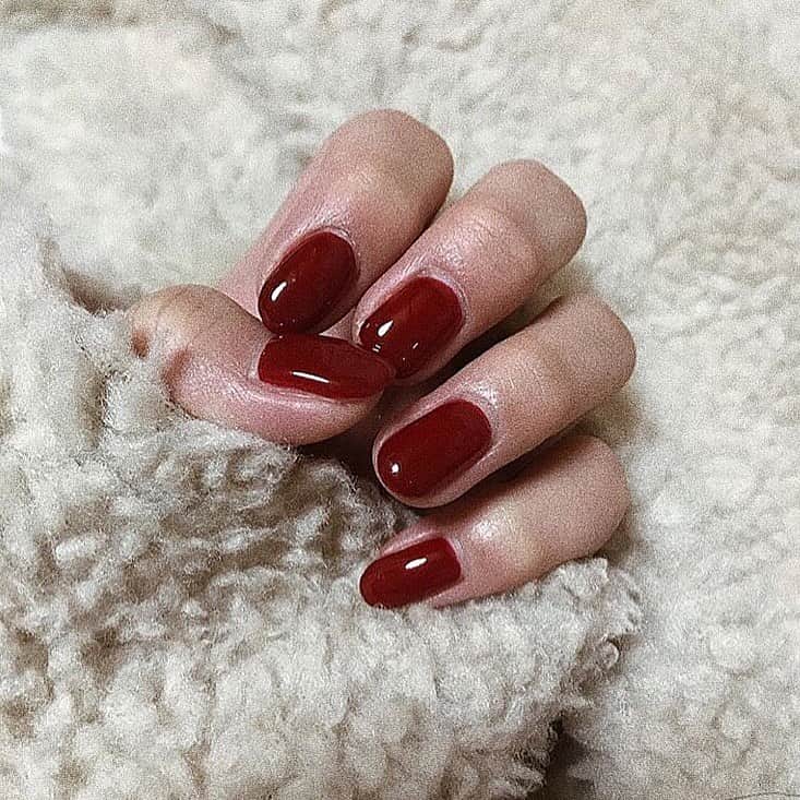 Arika Kuriharaのインスタグラム：「. simple nail🌹 . . 濃い色のシンプルはやっぱかわいい♡ . 今週も来週もたのしみのためにがんばるぞ〜い🐻💓 . #simple #nail #ワンカラー #멋스타그램#데일리룩#데일리패션#패션#뷰티스타그램#메이크업#추억」