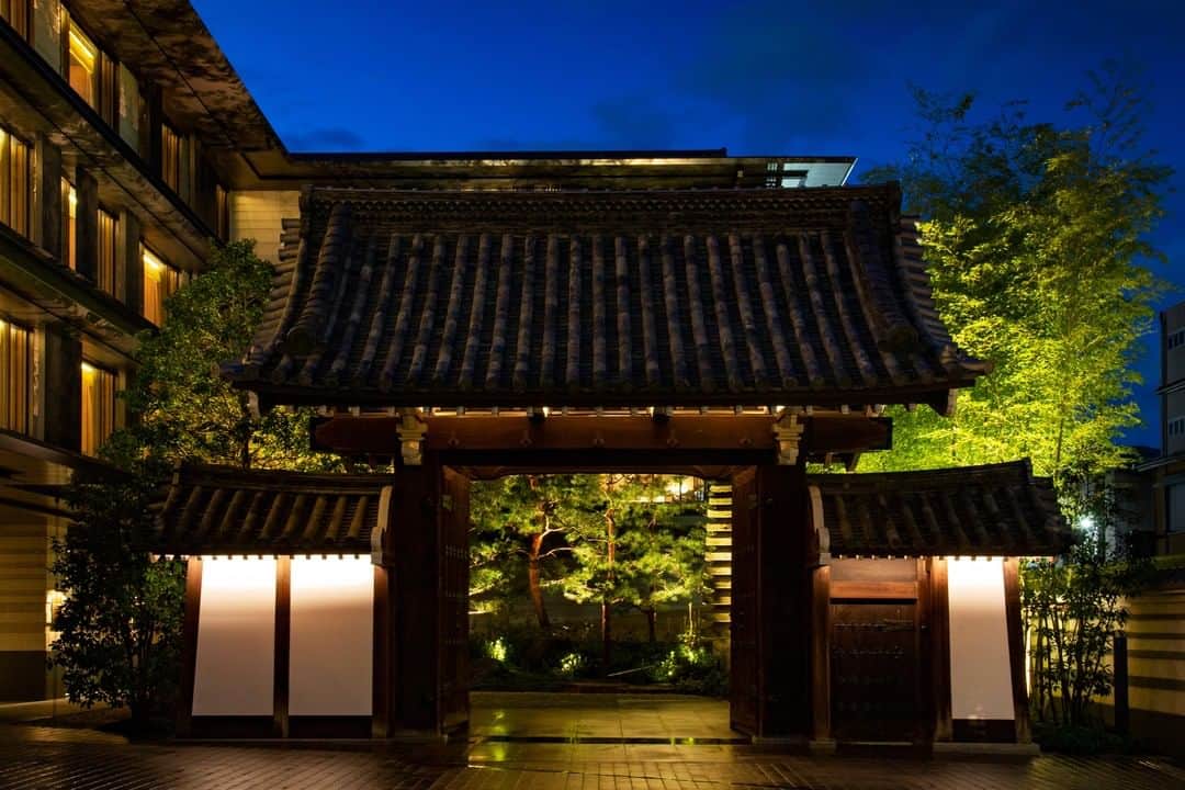 Relux | リラックスさんのインスタグラム写真 - (Relux | リラックスInstagram)「【本日開業！最上級のラグジュアリー空間】  日本の茶室を現代的に解釈した客室は、選びぬかれた天然の素材と卓越した日本の工藝技術でつくりあげました。 ぜひ体験していただきたいのが、SPAエリア。ホテルの敷地の地下に湧く温泉を水着でお楽しみいただけます。極上のリラクゼーションを体験できるでしょう。  ホテルの中心に位置するのは約1,300㎡の中庭。四季を感じながらレストランでいただくお食事も、ここならでは。  世界遺産 二条城の向かい、京都の中心に佇む「HOTEL THE MITSUI KYOTO」で日本の美しさを感じてください。   ------------------------------------------------ 📍HOTEL THE MITSUI KYOTO / 京都府 ------------------------------------------------  @hotel_the_mitsui_kyoto   気になる宿の詳細は、Relux公式HPまたは、便利なReluxアプリからご確認ください🔎   #HOTELTHEMITSUIKYOTO #京都府 #京都ホテル #京都旅行 #関西旅行 #京都観光 #サーマルスプリング #京都が好き #京都散策 #京都さんぽ  #国内旅行 #週末旅 #週末旅行 #大人の休日 #記念日旅行 #誕生日旅行 #温泉旅行 #旅館 #温泉旅館 #ホテル #ラグジュアリーホテル #リゾート #リゾートホテル #旅スタグラム #旅行好きな人と繋がりたい #unknownjapan #japantravelphoto」11月3日 19時30分 - relux_jp
