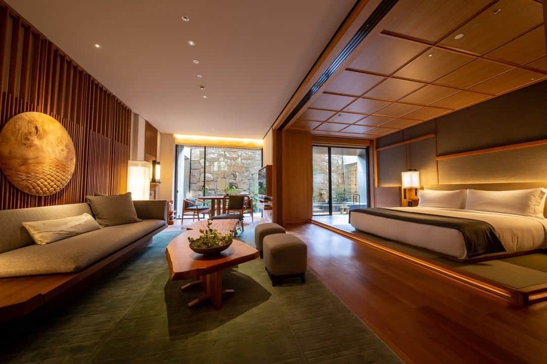 Relux | リラックスさんのインスタグラム写真 - (Relux | リラックスInstagram)「【本日開業！最上級のラグジュアリー空間】  日本の茶室を現代的に解釈した客室は、選びぬかれた天然の素材と卓越した日本の工藝技術でつくりあげました。 ぜひ体験していただきたいのが、SPAエリア。ホテルの敷地の地下に湧く温泉を水着でお楽しみいただけます。極上のリラクゼーションを体験できるでしょう。  ホテルの中心に位置するのは約1,300㎡の中庭。四季を感じながらレストランでいただくお食事も、ここならでは。  世界遺産 二条城の向かい、京都の中心に佇む「HOTEL THE MITSUI KYOTO」で日本の美しさを感じてください。   ------------------------------------------------ 📍HOTEL THE MITSUI KYOTO / 京都府 ------------------------------------------------  @hotel_the_mitsui_kyoto   気になる宿の詳細は、Relux公式HPまたは、便利なReluxアプリからご確認ください🔎   #HOTELTHEMITSUIKYOTO #京都府 #京都ホテル #京都旅行 #関西旅行 #京都観光 #サーマルスプリング #京都が好き #京都散策 #京都さんぽ  #国内旅行 #週末旅 #週末旅行 #大人の休日 #記念日旅行 #誕生日旅行 #温泉旅行 #旅館 #温泉旅館 #ホテル #ラグジュアリーホテル #リゾート #リゾートホテル #旅スタグラム #旅行好きな人と繋がりたい #unknownjapan #japantravelphoto」11月3日 19時30分 - relux_jp