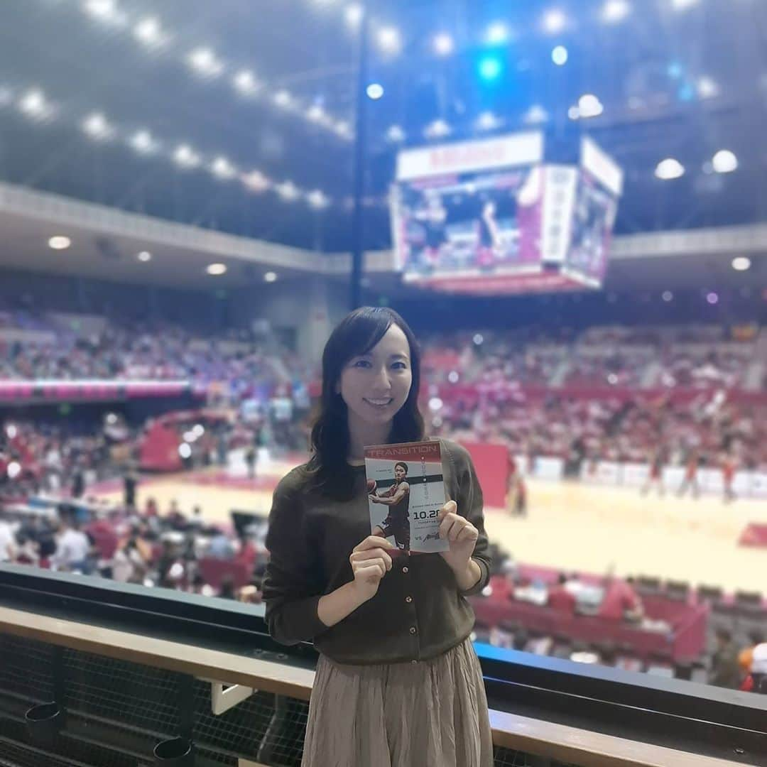 岸田彩加のインスタグラム：「先日の、#川崎ブレイブサンダース #新潟アルビレックスbb の試合🏀 ・ 今シーズン初川崎ホーム✨ほりえってぃ @mina_horie の共通のお友達で、#パーソナルトレーナー 、#youtuber 仲間でもあるケツ上げひろみちゃん @hiromi__fit 😂と行って、おしゃべりできて嬉しかった♥わたしもケツ上げたい🍑♥ ・ 五十嵐さん出てなくて残念だったけど、楽しい試合でした😍 ・ #バスケ #basketball #ロウル #川崎 #バスケ好き #アナウンサー #フリーアナウンサー #バスケ女子 #bleague #bリーグ #bリーグ観戦 #youtube #タクマチャンネル もみてね」