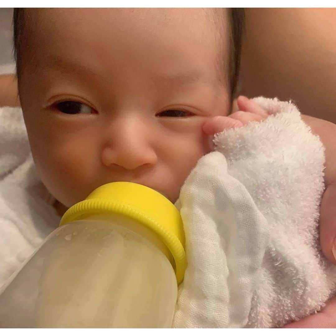 川崎希さんのインスタグラム写真 - (川崎希Instagram)「sister💓💓💓  ミルク中にアレクが足マッサージしてあげてたよ〜👶  ついでに私もマッサージしてもらえてラッキー😊笑  #ミルク #babygirl」11月3日 19時32分 - kawasakinozomi