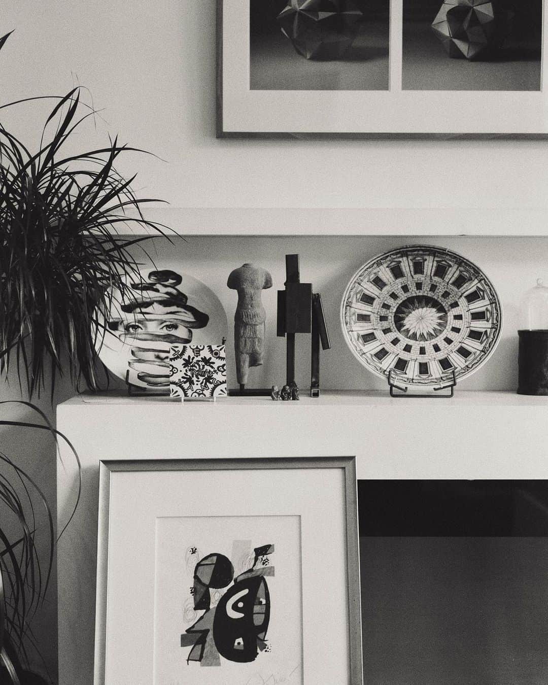 C E R E A Lのインスタグラム：「Artwork and collected objects, at the home of designer Teo Yang in Seoul.」