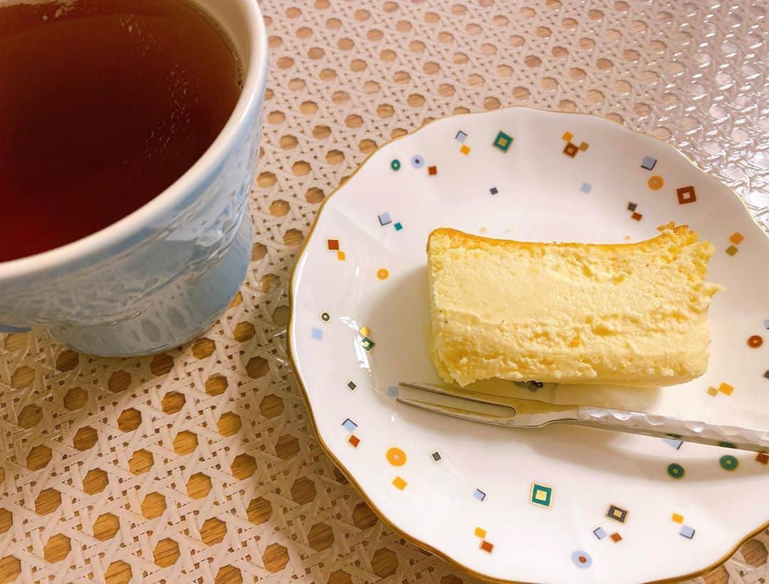山本愛子さんのインスタグラム写真 - (山本愛子Instagram)「前から気になっててやっと買えた「Mr. CHEESECAKE 」💕  半解凍でいただきました✨ 濃厚で酸味が強くておいしー😍！  満足満足💖  #mrチーズケーキ  #チーズケーキ #おやつ」11月3日 19時34分 - aikoyade1219