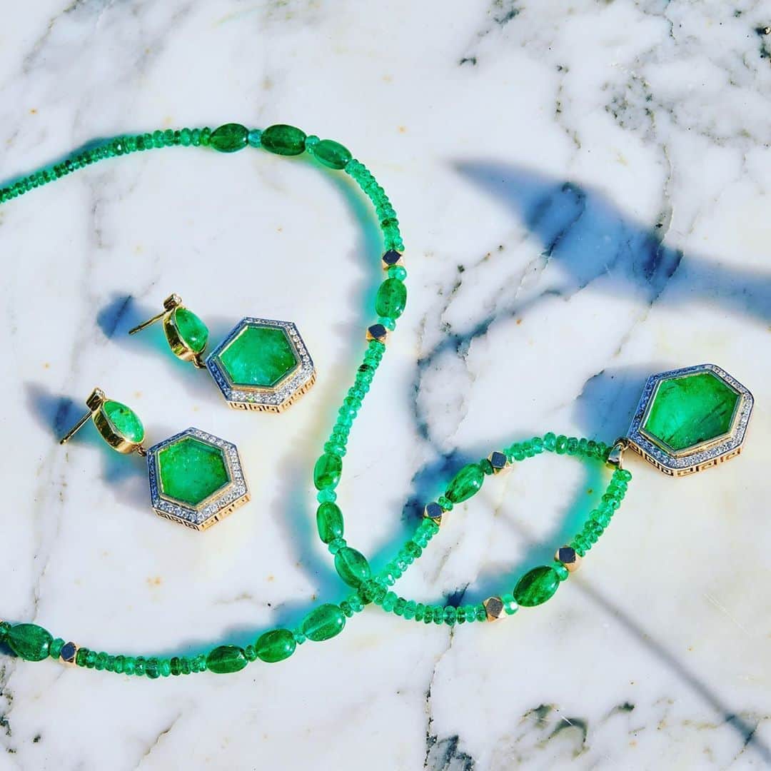 ジェイドジャガーのインスタグラム：「One of my favourite sets #emerald slices for me emeralds are lucky we need that today #vote」