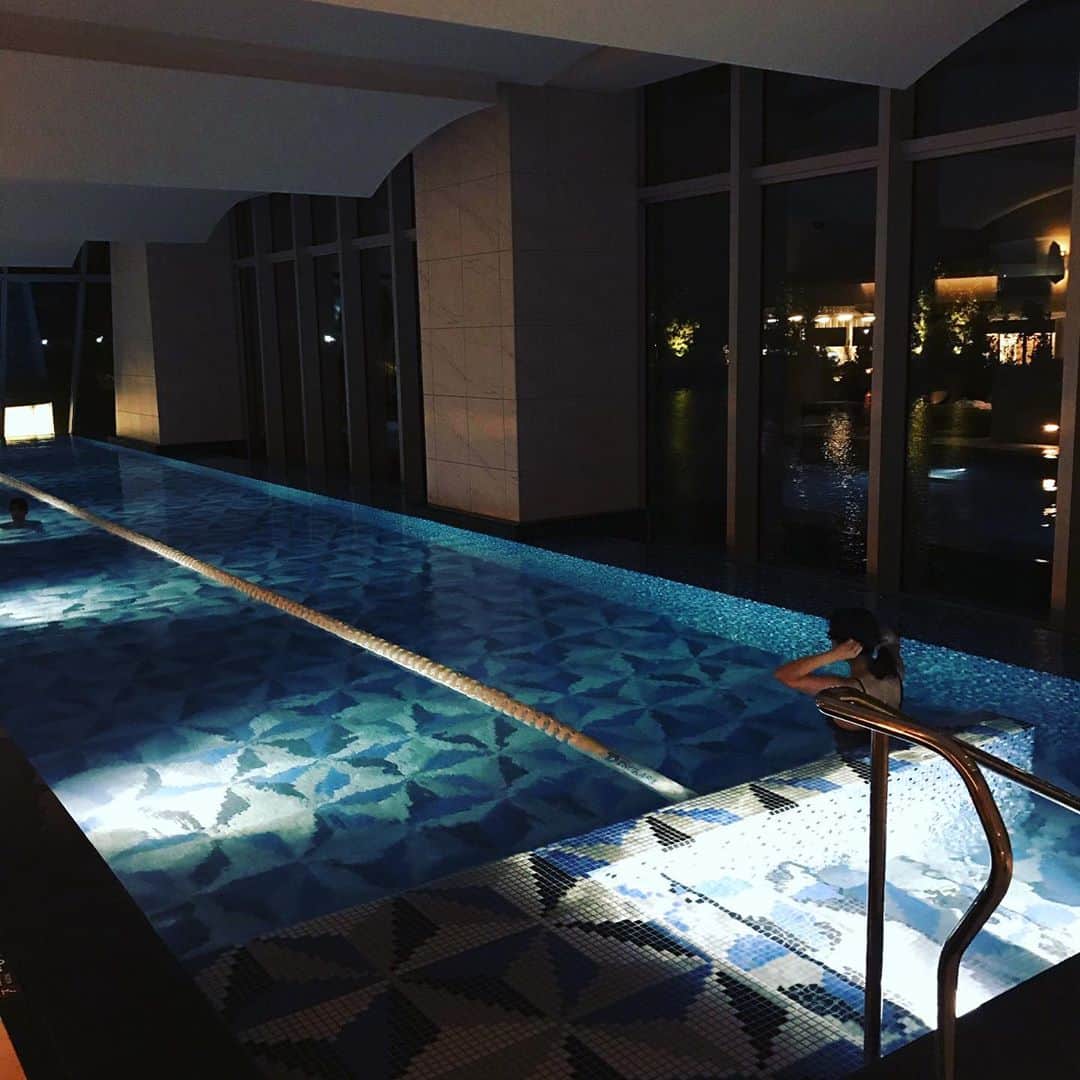 のインスタグラム：「また泳いでます…。ほぼほぼ潜水してますが。水中のタイル見るの好きなので。 #swimming #pool #hotel #holiday #泳ぐ　#プール　#休日」