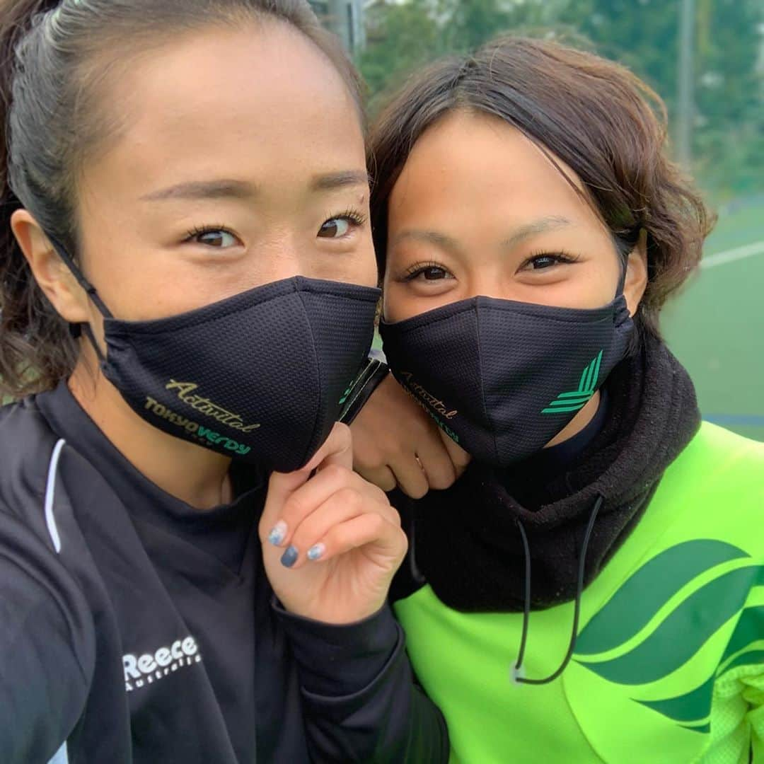 及川栞さんのインスタグラム写真 - (及川栞Instagram)「. Activital @activital.official ✖️ Tokyo Verdy Hockey @verdy_hockey 💚💚 今回、大会に向けて個人スポンサーの Activitalさんにチームマスク😷を作って頂きました!! 時間のない中でカッコイイマスクを作って頂き 本当にありがとうございます💚💚💚 とっしーさんの神対応に本当に感謝🥺 これをみんなで付けて明日から頑張ります💪🏽🌈 #activital#activitalファミリー#teammask#black#green#gold#冷感マスク#verdy#hockey#スポーツマスク」11月3日 19時37分 - shihori.3