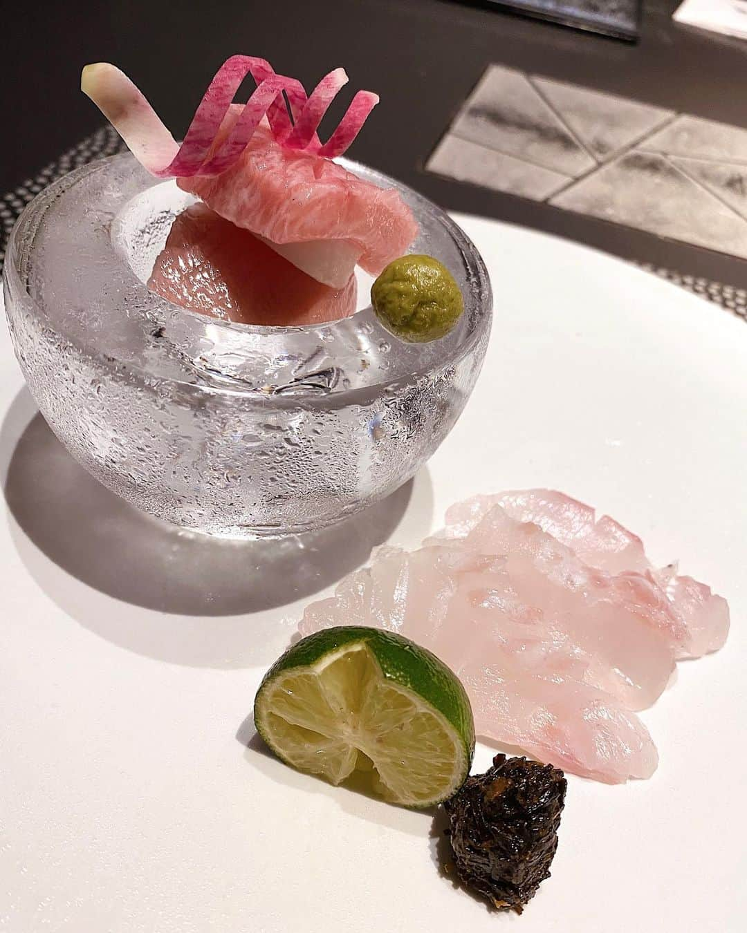 LISAさんのインスタグラム写真 - (LISAInstagram)「﻿ ﻿ 🍴 𝑫𝑰𝑵𝑵𝑬𝑹﻿ @ エクシブ湯河原離宮﻿ ﻿ こちらのお料理も、﻿ 肉まんとおこわとタコ焼きとアイスも、﻿ 深夜にやらかすカップ麺も、﻿ 合言葉は＂旅行だからゼロカロリー＂‪‪﻿ ﻿ 特に鱧松蒸しが最高だった🥺💛🍄﻿ ﻿ #XIV #tripjapan #travelphotos #japan_photo #dinnertime #japanesedinner #エクシブ #エクシブ湯河原離宮 #湯河原 #湯河原温泉 #豪華 #モダンインテリア #温泉旅行 #ディナー #日本料理 #日本料理店 #華暦」11月3日 19時40分 - liy__94