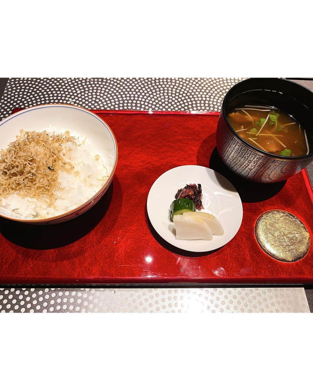 LISAさんのインスタグラム写真 - (LISAInstagram)「﻿ ﻿ 🍴 𝑫𝑰𝑵𝑵𝑬𝑹﻿ @ エクシブ湯河原離宮﻿ ﻿ こちらのお料理も、﻿ 肉まんとおこわとタコ焼きとアイスも、﻿ 深夜にやらかすカップ麺も、﻿ 合言葉は＂旅行だからゼロカロリー＂‪‪﻿ ﻿ 特に鱧松蒸しが最高だった🥺💛🍄﻿ ﻿ #XIV #tripjapan #travelphotos #japan_photo #dinnertime #japanesedinner #エクシブ #エクシブ湯河原離宮 #湯河原 #湯河原温泉 #豪華 #モダンインテリア #温泉旅行 #ディナー #日本料理 #日本料理店 #華暦」11月3日 19時40分 - liy__94