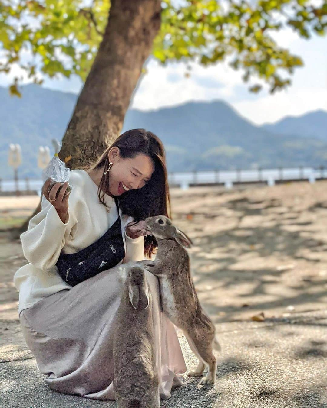 李 雨瀟さんのインスタグラム写真 - (李 雨瀟Instagram)「2日目は瀬戸内海クルーズしながら《うさぎ島》と呼ばれている【大久野島】へ🐰 . 想像以上に野生のうさぎがたくさんいすぎて 360度見渡せば必ずどこかにいる！という状態だったよ〜🥰❣️ 餌やりしてる時が一番幸せだったぁ🥰❤️❤️ . 動画も載せました🤍 食べ終わったら居なくなったり寝たり笑 自由気ままなうさぎを知れました✨😛 . . #yuxiaotravel #ootd #gotoキャンペーン  #fashion #outfit #outfits #trip #tripgram #travelgram #japan #hiroshima  #女子旅 #旅女子 #広島 #広島旅行 #広島県 #ミタイケンひろしま #広島観光 #大久野島 #うさぎ #うさぎ島 #無人島」11月3日 19時53分 - yuisho_ri