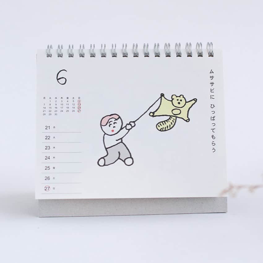 手紙社さんのインスタグラム写真 - (手紙社Instagram)「【2021年カレンダー/ ニシワキタダシ「しりとりのカレンダー」】 京都に居を構え、思わずニヤリとしてしまうユーモアと愛くるしさに溢れたイラストレーションを描くイラストレーター、ニシワキタダシさん。 今年も週めくりの「しりとり」カレンダーが登場しました。  1年間53週分、すべて描き下ろしのイラスト入り！ 月曜日はじまりの卓上タイプで、毎週の楽しみを届けてくれます。  ニシワキワールド全開のカレンダーがお供なら、2021年もふふふと笑いが溢れる1年になること間違いなしです。  ＊サイン入りのものは完売いたしました。 追加の予定はございませんので、ご了承くださいませ。  ●現在販売のカレンダー ・柿本芳枝 ・KAYO AOYAMA ・日下明(cozyca products) ・Subikiawa. (cozyca products) ・ニシワキタダシ ・ノラヤ  ●近日入荷予定のカレンダー ・ATELIER. encle d'encle ・イイダ傘店 ・eric(手紙社) ・砂糖ゆき(手紙社) ・はらぺこめがね ・yumyum  ◎商品が気になる方は instagramのアプリケーションからご覧の方は、「写真内のタグをタップ」していただくと商品販売ページに直接飛ぶことができるリンクが表示されます！  また、 @tegamisha_onlineshop プロフィールのショップボタンからも商品をご覧いただけますよ  #手紙社 #手紙舎 #tegamisha #手紙社オンラインショップ #オンラインショップ #手紙社オンラインショップで買えます#カレンダー2021  #カレンダー#ニシワキタダシ」11月3日 19時47分 - tegamisha