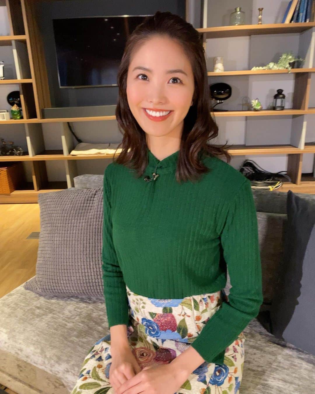 渋佐和佳奈のインスタグラム：「昨日も楽しい収録でした💚💛💚💛💚💛 オンエア日は近づいたらお伝えします(^^)❣️  #wowow #アナウンサー #収録 #渋佐和佳奈」