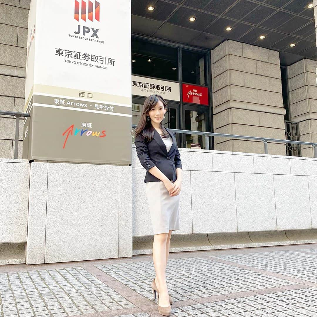 谷中麻里衣のインスタグラム：「How will the market react to the US presidential election? I'll be at the Tokyo Stock Exchange to find out 😉  アメリカ大統領選挙に対する株式相場のリアクションは🇺🇸？ お仕事のことは主にTwitterで書いてるので良かったらご覧ください🥰  2年前の中間選挙時は、現地取材できて嬉しかったな🌸 #麻里衣取材記録」