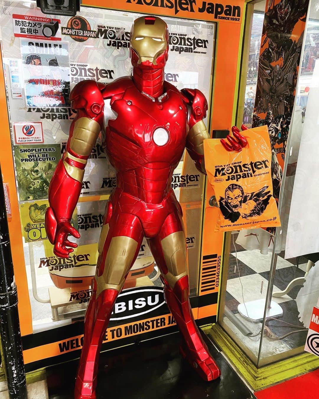 のインスタグラム：「子供の頃から良く行くお店 久々に行ってきました！ 非売品だけどコレクターとしていつも欲しいって思っちゃいます笑 #monsterjapan #toy#toys#figure#characterfigure #ironman#marvel#comics#marvelcomics  #mocomichihayami#速水もこみち」