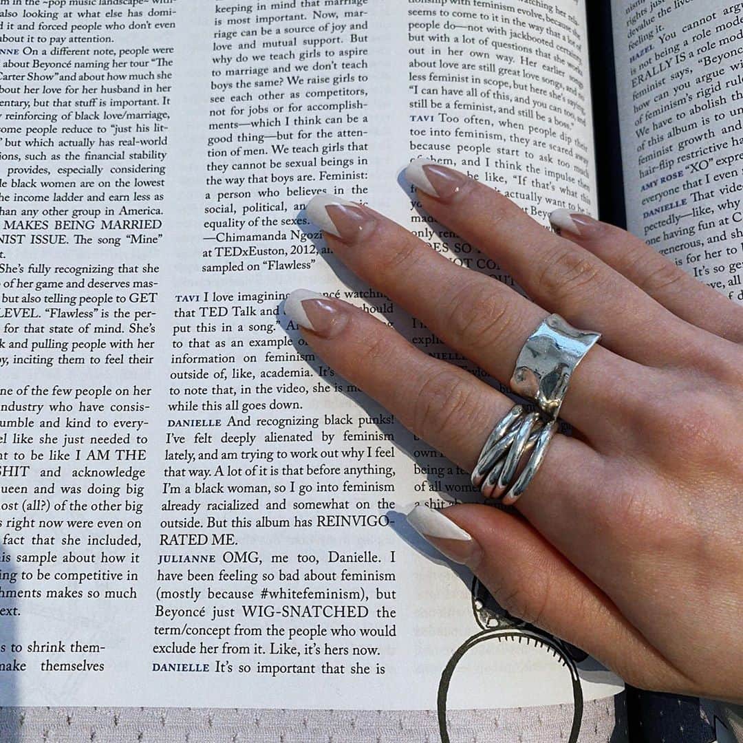のインスタグラム：「このnailお気に入り🤍 次はどんなデザインにしよう🥰 いつもおしゃれにしてくれる👶🏻 @melil__ @malilne」