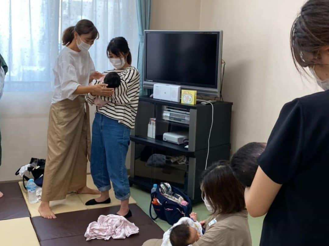 蛯原英里さんのインスタグラム写真 - (蛯原英里Instagram)「今日は、名護市にある ｢美ら海ハシイ産婦人科｣さんでベビーマッサージのイベントでした✨ イベントはアルコール消毒やマスクで感染対策がしっかりされる中行われました✨ 1〜2ヶ月の赤ちゃん＆ママ達👶🏼 初めは緊張されている様子でしたがベビーマッサージを始めると自然と緊張が解けてきてにこやかな雰囲気に😊 マスクはつけていますが目から伝わってきました✩.*˚  後半は子育て相談会。 助産師さんも参加していただき 便秘でのお悩みや母乳育児のこと 赤ちゃんが安心する抱き方など 今後の育児ですぐに実践できる 内容で勉強になりましたね！  ベビーマッサージをして 授乳して、まんまる抱っこをするとみんな同じタイミングで寝るなんて 素晴らしい〜👏👏  是非、パパにも おじいちゃんおばあちゃんにも べビーマッサージとまんまる抱っこを伝授して、ママが楽して愉しんで下さいね〜😊  ご参加された皆さん ありがとうございました  こちらの美ら海ハシイ産婦人科さんは、出産までがゴールではなく 妊産婦〜退院後の新生児、乳幼児まで赤ちゃんやママ達が健やかに過ごすことを切に願って関わっておられる素晴らしい産院さんです👏  院長をはじめ助産師の方々みなさんとお話出来て良かったです！ みなさん、ありがとうございました！  #美ら海ハシイ産婦人科 #イベント #ベビーマッサージ #子育て相談会 #ご参加ありがとうございました #specialthanks」11月3日 20時01分 - eriebihara