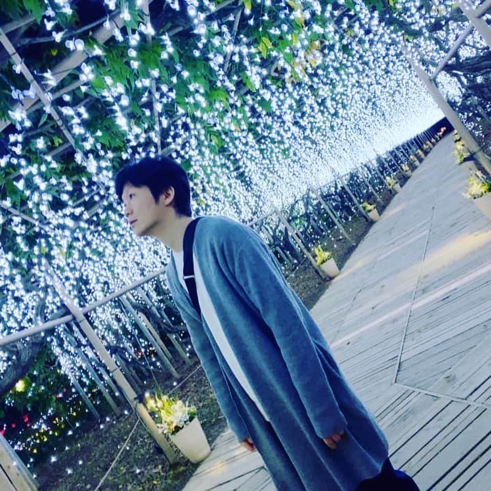 naoのインスタグラム：「あしかがフラワーパーク  光の花の庭  光の祭典。  想像していた以上に綺麗で素敵でした。  藤棚の電球が凄かったなー⭐︎」