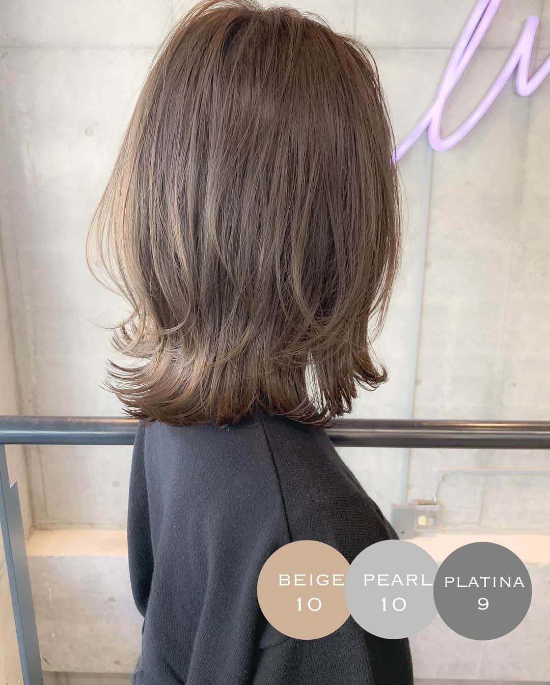 大木光のインスタグラム：「＊リアルサロンワーク swipe→#ヘアとメイクの関係性 .  cut  ほんのりくびれレイヤー . 鎖骨下の長さでレングスを設定。 毛先1/3の高さにレイヤーを施し、内側はほんのりとしたくびれができるようにカット。 . color パールベージュ . ベージュベースのカラーにパールとプラチナをブレンドしたくすみ感と程よくグレー味を感じる色味。 透明感と艶感を感じる印象に。 . 眉毛はlightな色味をセレクトし、目元に深みを感じさせるカラーを使用する事でしっとりとナチュラルな色気を表現。 #rmsbeauty #addiction #アディクション #etvos メイク好きな人と繋がりたい#ベージュカラー #ボブ #レイヤーカット #ボブレイヤー#ミディアムレイヤー #レイヤースタイル#グレージュ#キャメルベージュ#カーキベージュ」
