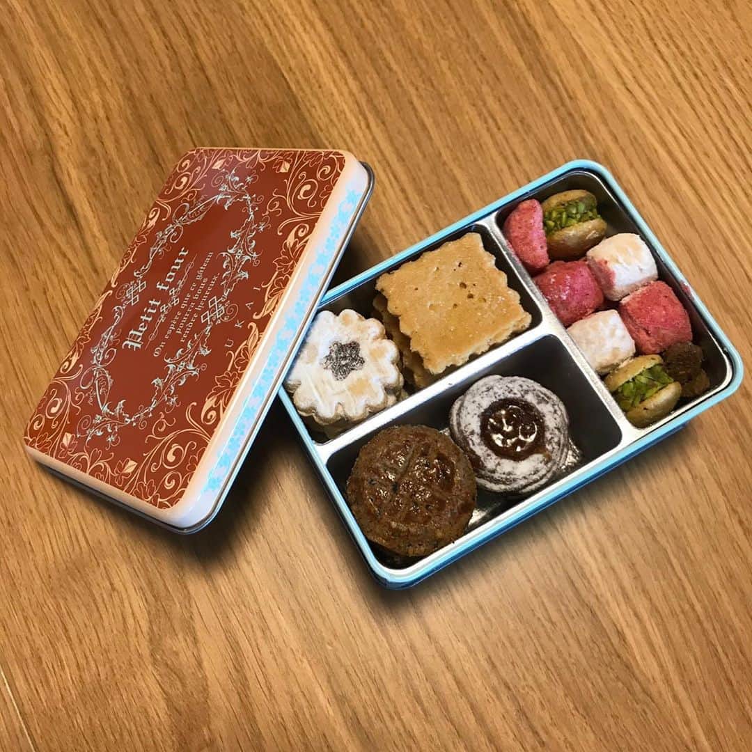 藤澤恵麻さんのインスタグラム写真 - (藤澤恵麻Instagram)「「アトリエうかい」の「フールセック」  甘いクッキーの詰め合わせは、缶も可愛くてお洒落 宝石箱を開けるようなワクワク感があります  どれも一つ一つ丁寧に作られたお味で、とても美味しかったです。  #恵麻 #ema #おやつ #クッキー #クッキー缶 #アトリエうかい #フールセック #美味しい #お洒落」11月3日 20時02分 - ema_fujisawa_official