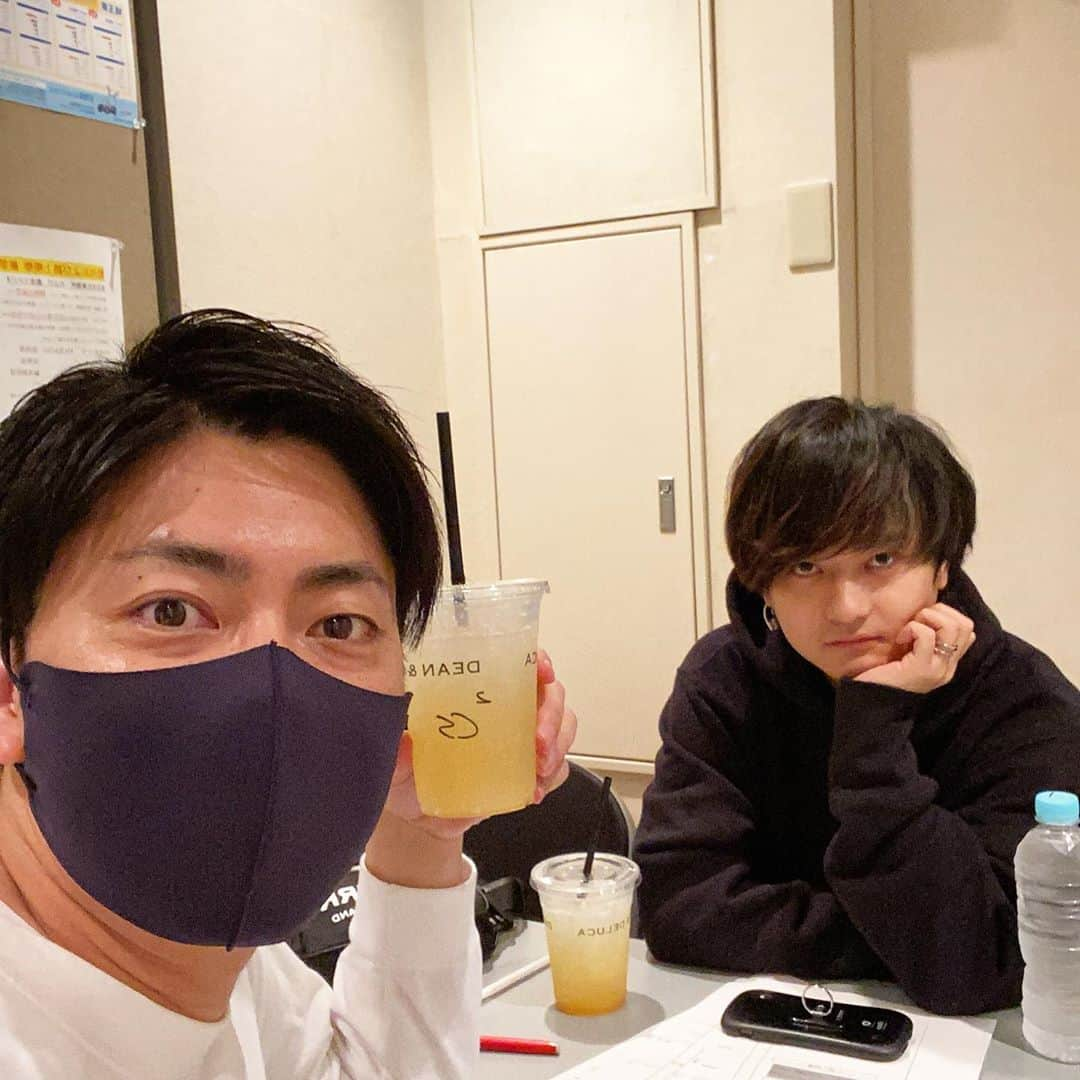 西村真二さんのインスタグラム写真 - (西村真二Instagram)「* #今週の柊生 #本番前の炭酸タイム #そんなことよりこいつイケメンすぎんか #オシャレすぎて耳に安全ピン刺さっとるし #このあと20時からthe魂  #DISH #橘柊生  #ラフレクラン #西村真二」11月3日 19時54分 - shinji_nishimura0630