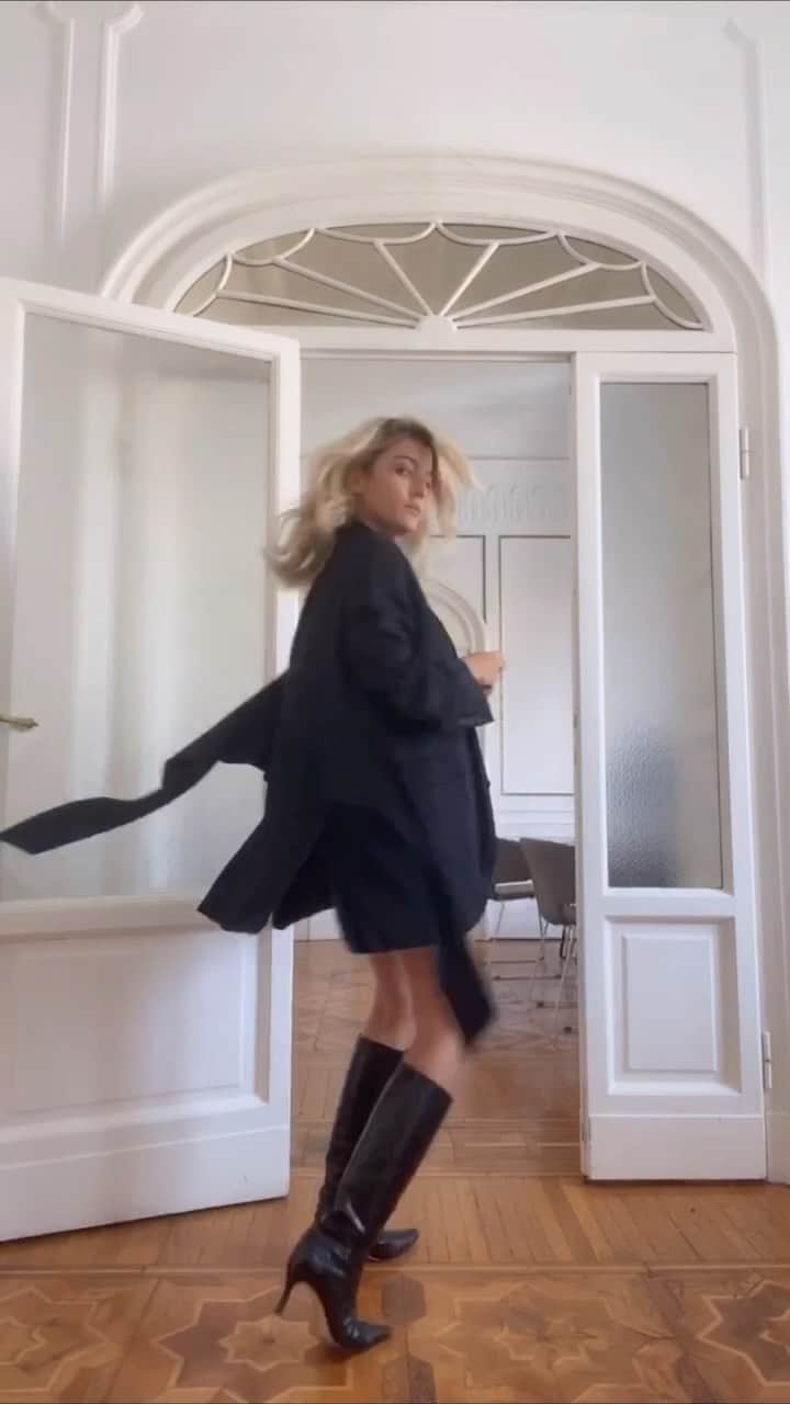 エレオノーラ・カリシのインスタグラム：「Proviamoci cosi : fate con me la danza “ approva budget “ . 🙌🏻💰 Buongiorno! @grumblecreative 💰🙌🏻 #OfficeLife2020 vs #OfficeLife2019」