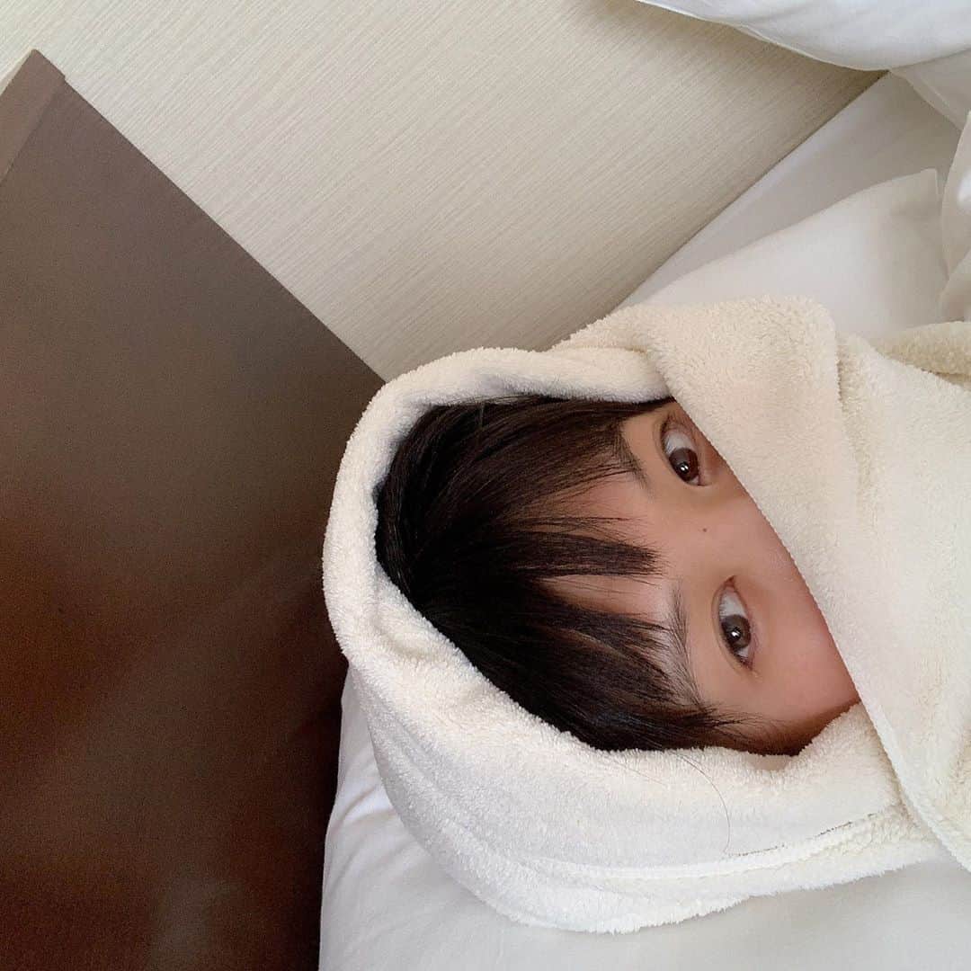 志田彩良のインスタグラム：「・ 綺麗に枕に敷いて寝たはずのタオルが 起きたらぐるぐる巻き🌀」