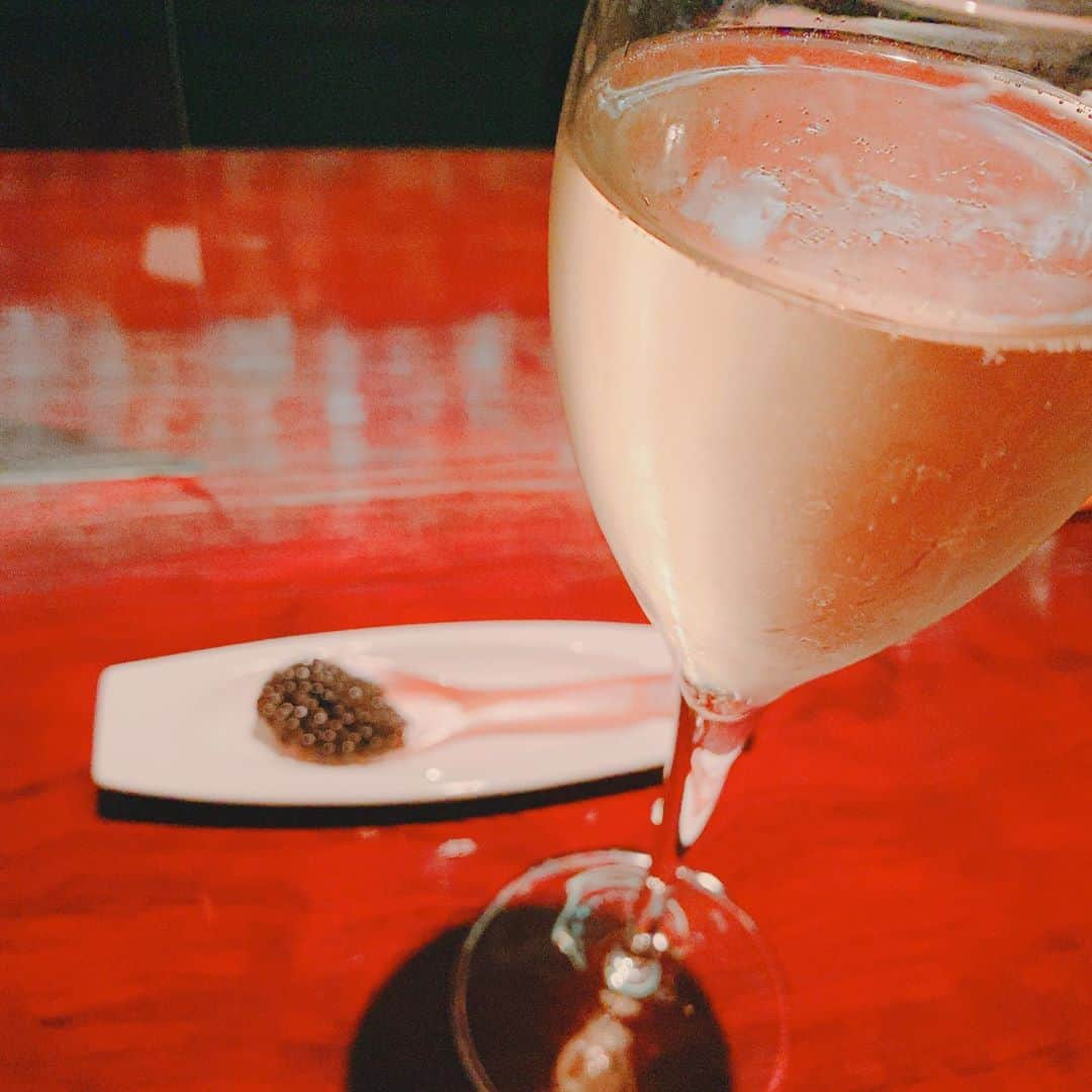 青木美香さんのインスタグラム写真 - (青木美香Instagram)「BAR DECE(ディース)さんへ🍸 @dece_akasaka1997  『カクテルとフードのマリアージュコース』を楽しみました〜🍸 (要予約制⚠️)  ・テタンジェ ブリュット レゼルブ✖️ティースプーンキャビア  ・洋梨フローズンダイキリ✖️ピクルスと生ハムの薔薇サラダ  ・森香るスプモーニ✖️チーズとドライフルーツの盛り合わせ  ・エスプレッソマティーニ✖️ウイスキー風味の生チョコレート  お店に入った瞬間に『ここ好き💖』って思えたお店✨ 会話もお酒もお料理も最高🥰  創業23周年✨赤坂見附駅から徒歩1分🚉土日・祝日も深夜まで営業👏 いつでも気軽に行けるのもいいな☺️  カウンターが私は好きだけど、カーテンで仕切られる半個室もあるので友人やデートにもおすすめです😉 夜景も素敵でした🌃  #bardece #赤坂見附バー #赤坂バー #永田町バー #バー好き #夜景の見えるバー #赤坂深夜営業 #港区深夜営業 #pr #トリドリベース」11月3日 19時56分 - aokimikaa