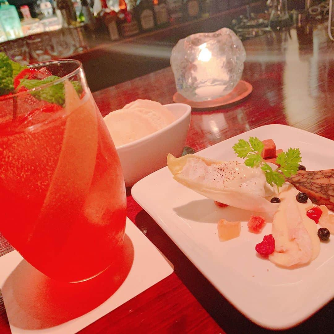 青木美香さんのインスタグラム写真 - (青木美香Instagram)「BAR DECE(ディース)さんへ🍸 @dece_akasaka1997  『カクテルとフードのマリアージュコース』を楽しみました〜🍸 (要予約制⚠️)  ・テタンジェ ブリュット レゼルブ✖️ティースプーンキャビア  ・洋梨フローズンダイキリ✖️ピクルスと生ハムの薔薇サラダ  ・森香るスプモーニ✖️チーズとドライフルーツの盛り合わせ  ・エスプレッソマティーニ✖️ウイスキー風味の生チョコレート  お店に入った瞬間に『ここ好き💖』って思えたお店✨ 会話もお酒もお料理も最高🥰  創業23周年✨赤坂見附駅から徒歩1分🚉土日・祝日も深夜まで営業👏 いつでも気軽に行けるのもいいな☺️  カウンターが私は好きだけど、カーテンで仕切られる半個室もあるので友人やデートにもおすすめです😉 夜景も素敵でした🌃  #bardece #赤坂見附バー #赤坂バー #永田町バー #バー好き #夜景の見えるバー #赤坂深夜営業 #港区深夜営業 #pr #トリドリベース」11月3日 19時56分 - aokimikaa