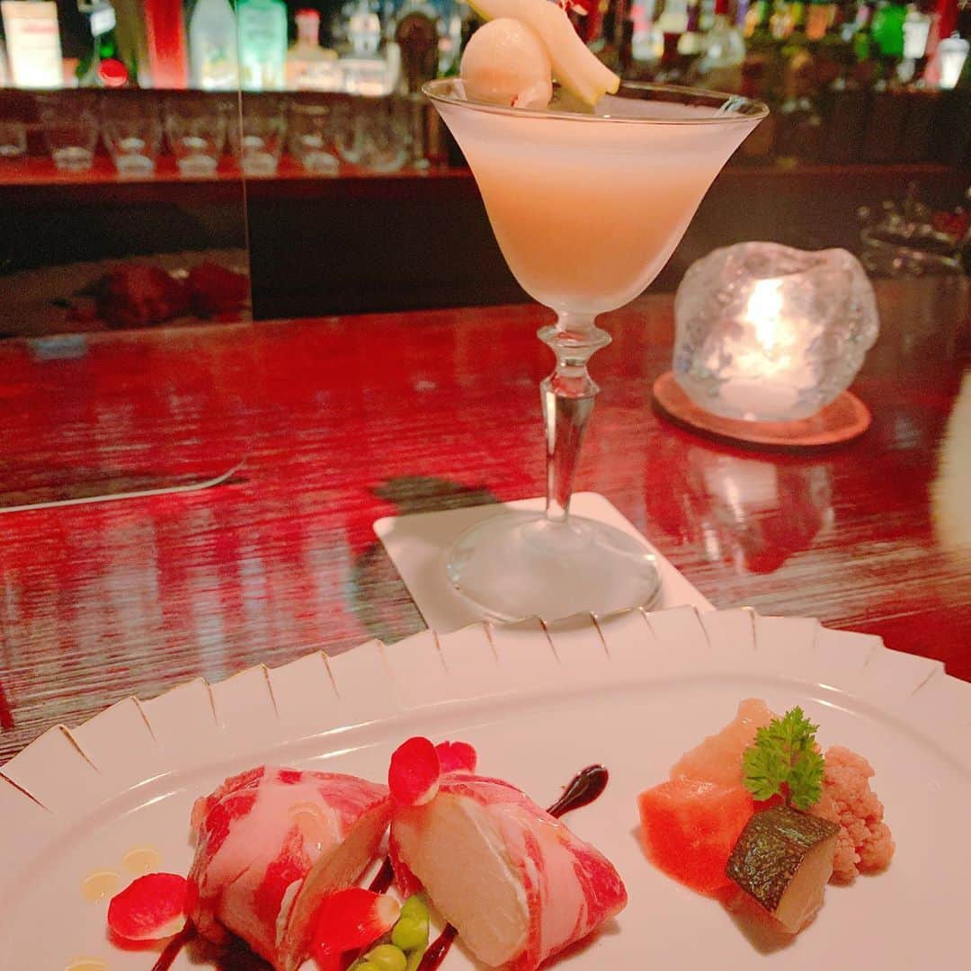 青木美香さんのインスタグラム写真 - (青木美香Instagram)「BAR DECE(ディース)さんへ🍸 @dece_akasaka1997  『カクテルとフードのマリアージュコース』を楽しみました〜🍸 (要予約制⚠️)  ・テタンジェ ブリュット レゼルブ✖️ティースプーンキャビア  ・洋梨フローズンダイキリ✖️ピクルスと生ハムの薔薇サラダ  ・森香るスプモーニ✖️チーズとドライフルーツの盛り合わせ  ・エスプレッソマティーニ✖️ウイスキー風味の生チョコレート  お店に入った瞬間に『ここ好き💖』って思えたお店✨ 会話もお酒もお料理も最高🥰  創業23周年✨赤坂見附駅から徒歩1分🚉土日・祝日も深夜まで営業👏 いつでも気軽に行けるのもいいな☺️  カウンターが私は好きだけど、カーテンで仕切られる半個室もあるので友人やデートにもおすすめです😉 夜景も素敵でした🌃  #bardece #赤坂見附バー #赤坂バー #永田町バー #バー好き #夜景の見えるバー #赤坂深夜営業 #港区深夜営業 #pr #トリドリベース」11月3日 19時56分 - aokimikaa