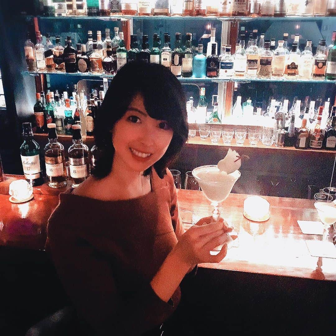 青木美香さんのインスタグラム写真 - (青木美香Instagram)「BAR DECE(ディース)さんへ🍸 @dece_akasaka1997  『カクテルとフードのマリアージュコース』を楽しみました〜🍸 (要予約制⚠️)  ・テタンジェ ブリュット レゼルブ✖️ティースプーンキャビア  ・洋梨フローズンダイキリ✖️ピクルスと生ハムの薔薇サラダ  ・森香るスプモーニ✖️チーズとドライフルーツの盛り合わせ  ・エスプレッソマティーニ✖️ウイスキー風味の生チョコレート  お店に入った瞬間に『ここ好き💖』って思えたお店✨ 会話もお酒もお料理も最高🥰  創業23周年✨赤坂見附駅から徒歩1分🚉土日・祝日も深夜まで営業👏 いつでも気軽に行けるのもいいな☺️  カウンターが私は好きだけど、カーテンで仕切られる半個室もあるので友人やデートにもおすすめです😉 夜景も素敵でした🌃  #bardece #赤坂見附バー #赤坂バー #永田町バー #バー好き #夜景の見えるバー #赤坂深夜営業 #港区深夜営業 #pr #トリドリベース」11月3日 19時56分 - aokimikaa