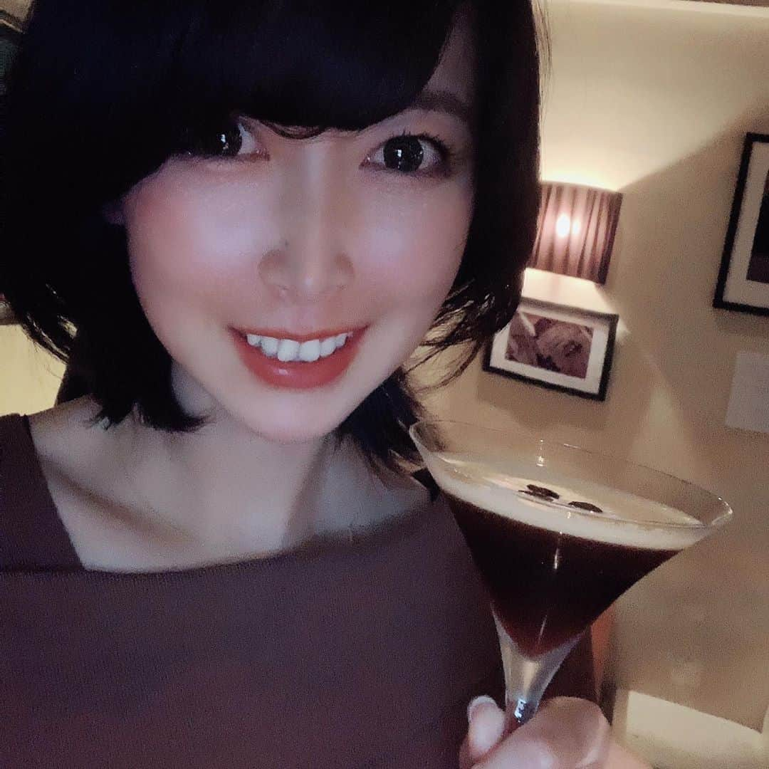 青木美香さんのインスタグラム写真 - (青木美香Instagram)「BAR DECE(ディース)さんへ🍸 @dece_akasaka1997  『カクテルとフードのマリアージュコース』を楽しみました〜🍸 (要予約制⚠️)  ・テタンジェ ブリュット レゼルブ✖️ティースプーンキャビア  ・洋梨フローズンダイキリ✖️ピクルスと生ハムの薔薇サラダ  ・森香るスプモーニ✖️チーズとドライフルーツの盛り合わせ  ・エスプレッソマティーニ✖️ウイスキー風味の生チョコレート  お店に入った瞬間に『ここ好き💖』って思えたお店✨ 会話もお酒もお料理も最高🥰  創業23周年✨赤坂見附駅から徒歩1分🚉土日・祝日も深夜まで営業👏 いつでも気軽に行けるのもいいな☺️  カウンターが私は好きだけど、カーテンで仕切られる半個室もあるので友人やデートにもおすすめです😉 夜景も素敵でした🌃  #bardece #赤坂見附バー #赤坂バー #永田町バー #バー好き #夜景の見えるバー #赤坂深夜営業 #港区深夜営業 #pr #トリドリベース」11月3日 19時56分 - aokimikaa