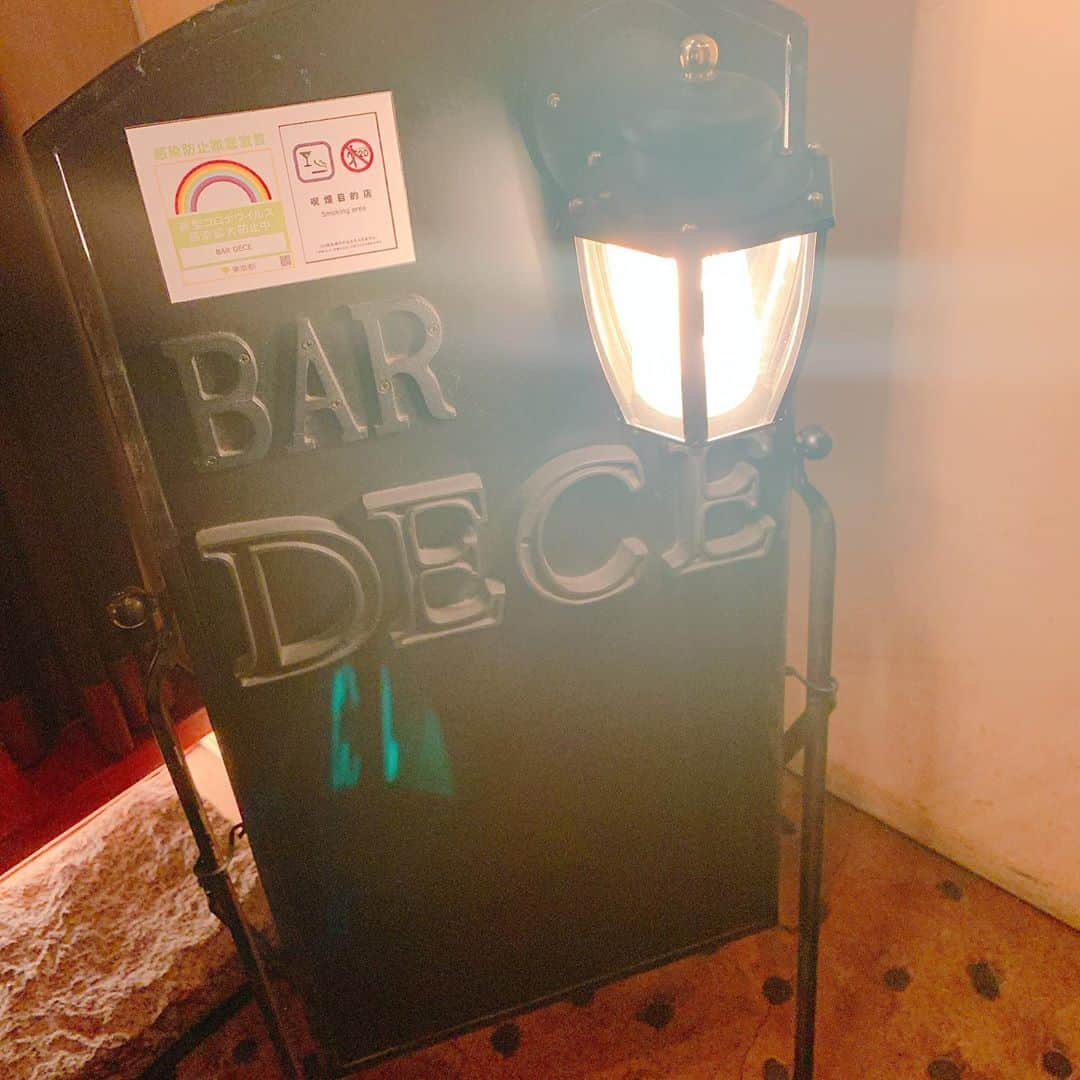 青木美香さんのインスタグラム写真 - (青木美香Instagram)「BAR DECE(ディース)さんへ🍸 @dece_akasaka1997  『カクテルとフードのマリアージュコース』を楽しみました〜🍸 (要予約制⚠️)  ・テタンジェ ブリュット レゼルブ✖️ティースプーンキャビア  ・洋梨フローズンダイキリ✖️ピクルスと生ハムの薔薇サラダ  ・森香るスプモーニ✖️チーズとドライフルーツの盛り合わせ  ・エスプレッソマティーニ✖️ウイスキー風味の生チョコレート  お店に入った瞬間に『ここ好き💖』って思えたお店✨ 会話もお酒もお料理も最高🥰  創業23周年✨赤坂見附駅から徒歩1分🚉土日・祝日も深夜まで営業👏 いつでも気軽に行けるのもいいな☺️  カウンターが私は好きだけど、カーテンで仕切られる半個室もあるので友人やデートにもおすすめです😉 夜景も素敵でした🌃  #bardece #赤坂見附バー #赤坂バー #永田町バー #バー好き #夜景の見えるバー #赤坂深夜営業 #港区深夜営業 #pr #トリドリベース」11月3日 19時56分 - aokimikaa