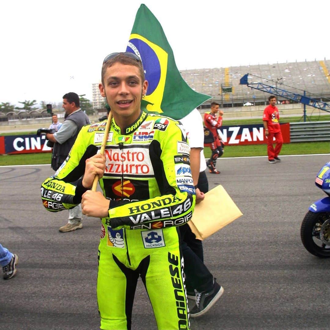 MotoGPさんのインスタグラム写真 - (MotoGPInstagram)「#OnThisDay in 2001, @valeyellow46 won the final ever 500cc race at the Rio GP 🇧🇷! 💪 #MotoGP #VR46 #Rossi #Motorcycle #Racing #Motorsport」11月3日 19時57分 - motogp