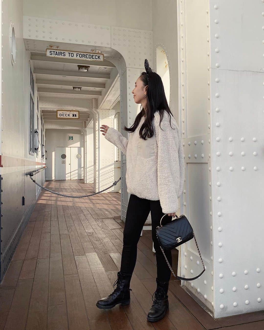 鈴木詩織のインスタグラム：「ディズニーにはモノトーンコーデでいきました♡ . トップスにボリュームがあるのでスキニーですっきりと😴 . もこもこフリースが暖かくてちょうどよかった🙆🏾‍♀️UNIQLOメンズです。 リリーのお散歩にも良さそう🐶💕 . . . . . #コーデ部#コーデ日記#162cmコーデ#ディズニーコーデ#ディズニーシー#ディズニーシーコーデ#ユニクロメンズ#ユニクロコーデ#ブラックスキニー#レースアップブーツ#ユニクロフリース#ユニクロコーデ部#ユニジョ」