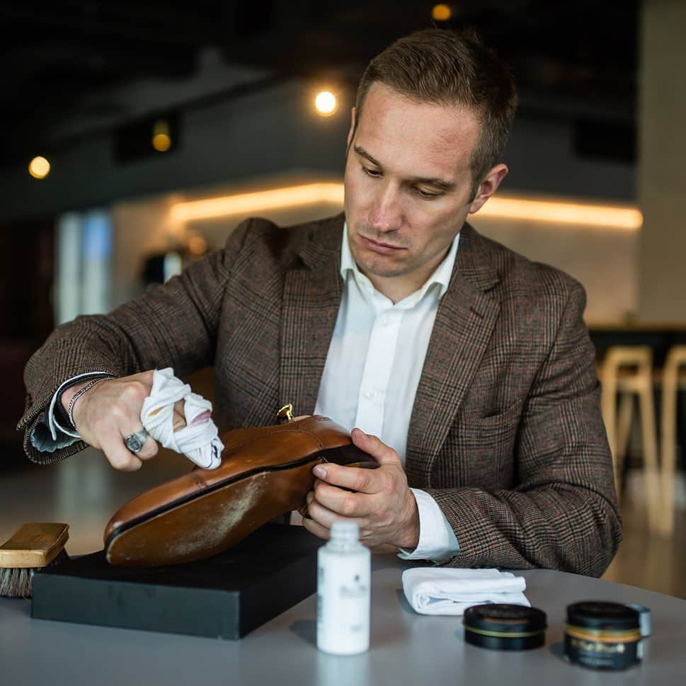 bootblack_officialさんのインスタグラム写真 - (bootblack_officialInstagram)「Mr.James from @trimlyau cleans, moisturises and polishes his @thomasgeorgecollection shoes. 🇦🇺  #columbus#bootblack#shoecare#shoeshine#shoepolish#shoegazing#shoestagram#mensshoes#mensfashion#leathershoes#highshine#madeinjapan#japanmade#japanmadeshoecare#japan#australia#melbourne#trimly#trimlyau#thomasgeorgecollection」11月3日 19時57分 - bootblack_official