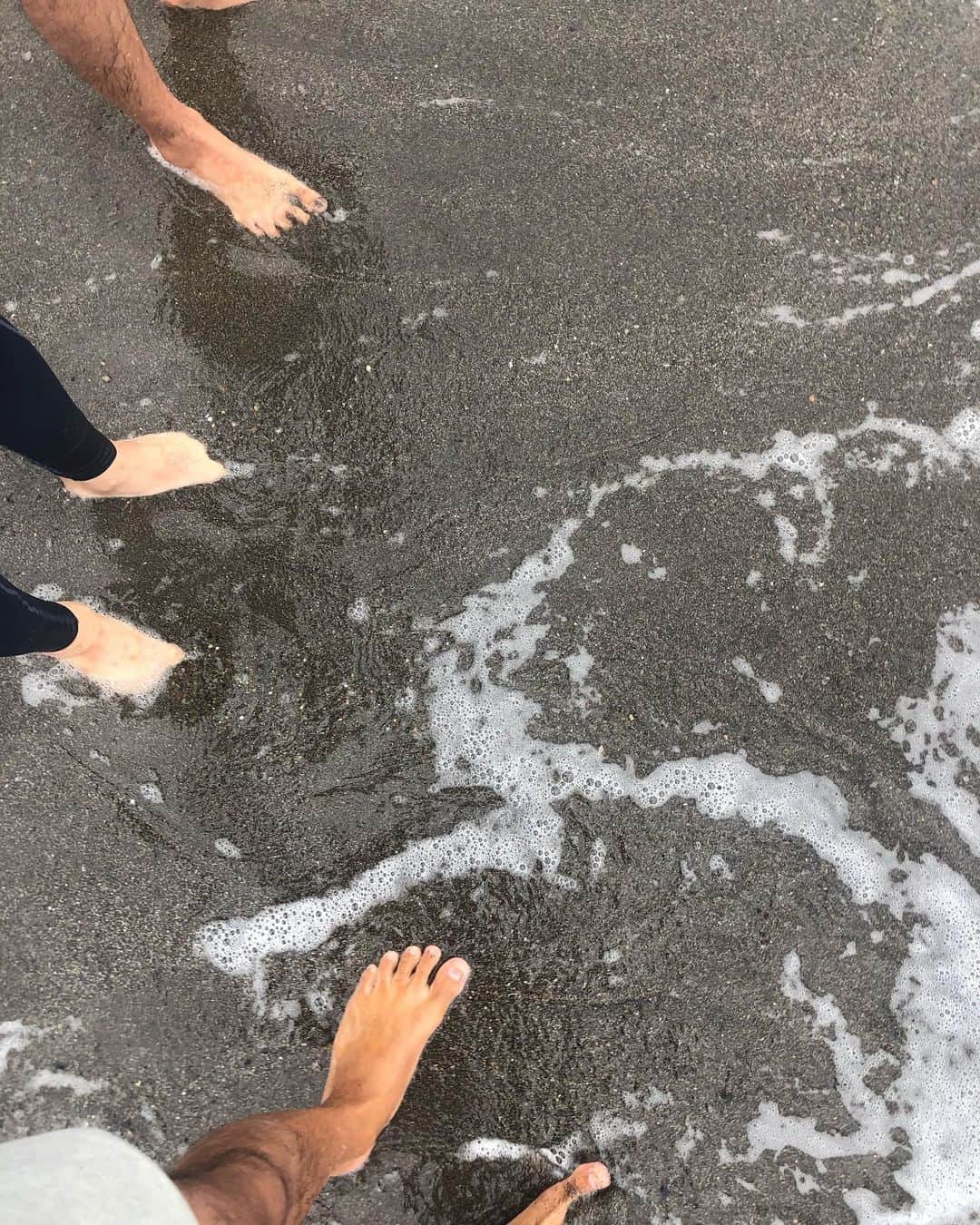 ヒデトレのインスタグラム：「#Earthing  🌏⚡️✨🌈 #地球と繋がろう  人も地球もほぼ水💧  水の惑星地球❄️  地球と繋がると強くたくましくキラキラーー🤩  地球と離れると枯れる…🤯☠️」